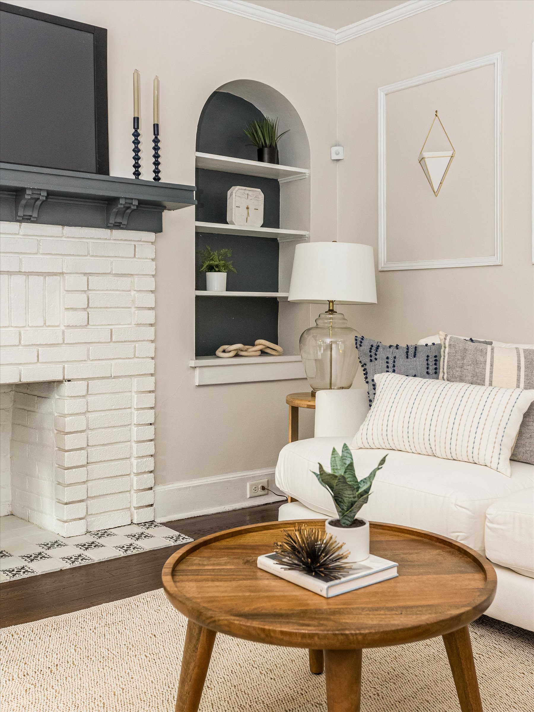 15-Living Room.jpg