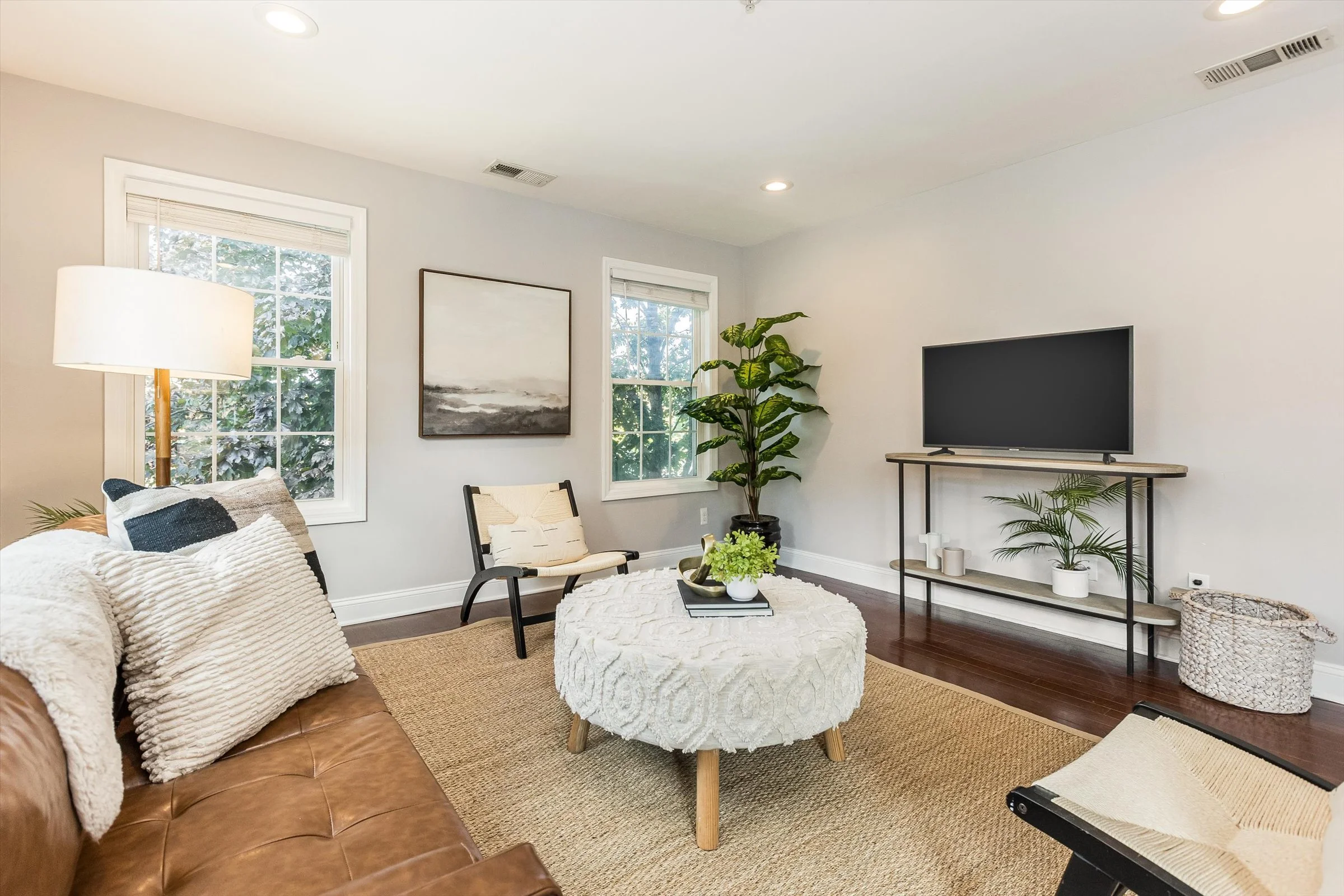 28-Living Room.jpg