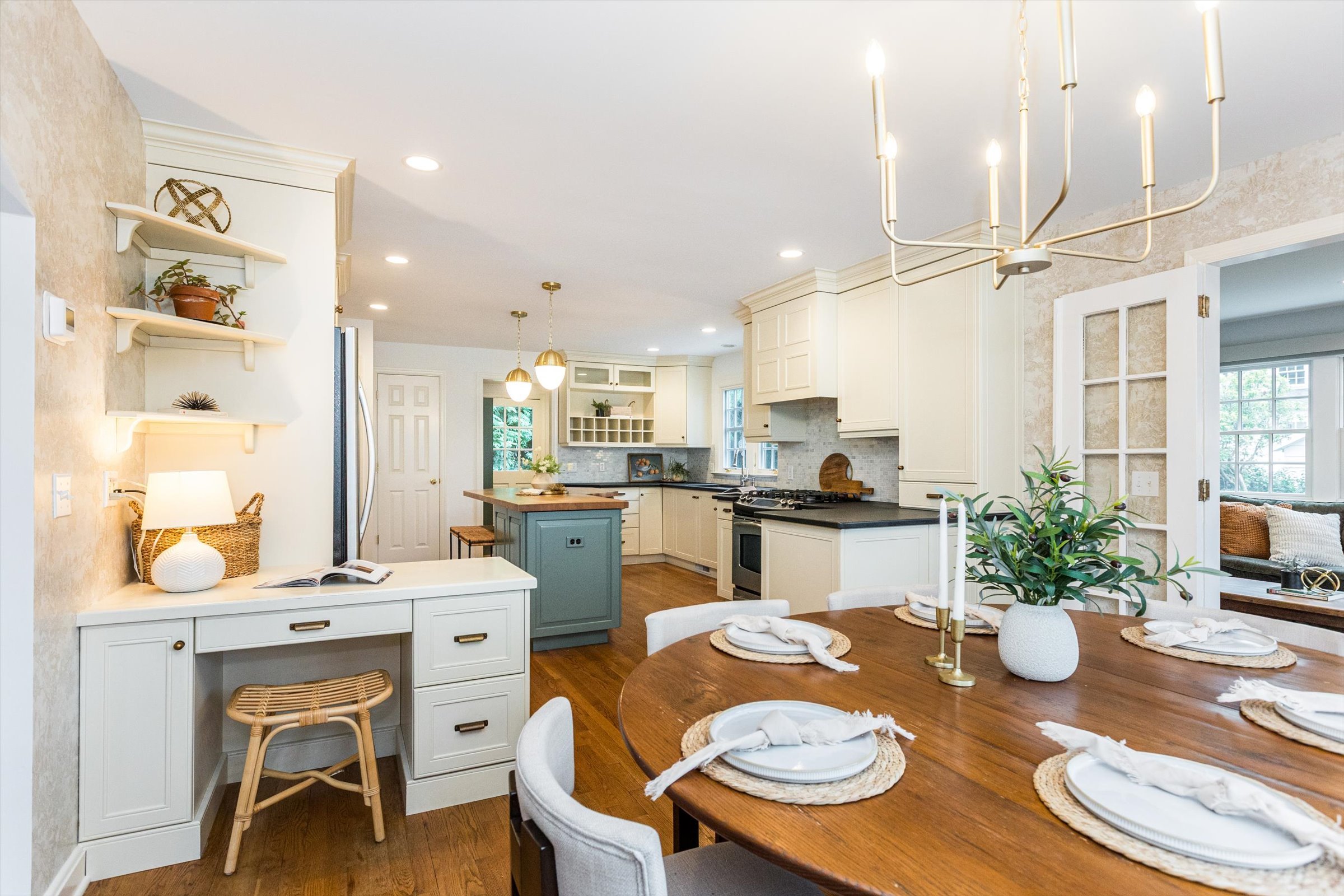 18-Dining to Kitchen.jpg