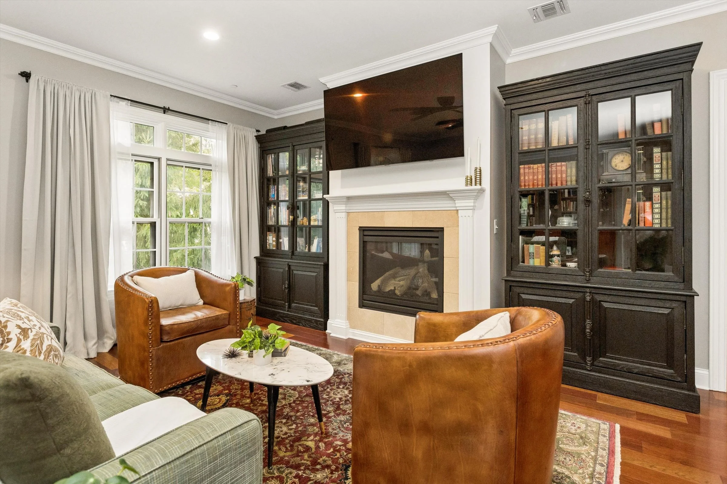 12-Living Room.jpg