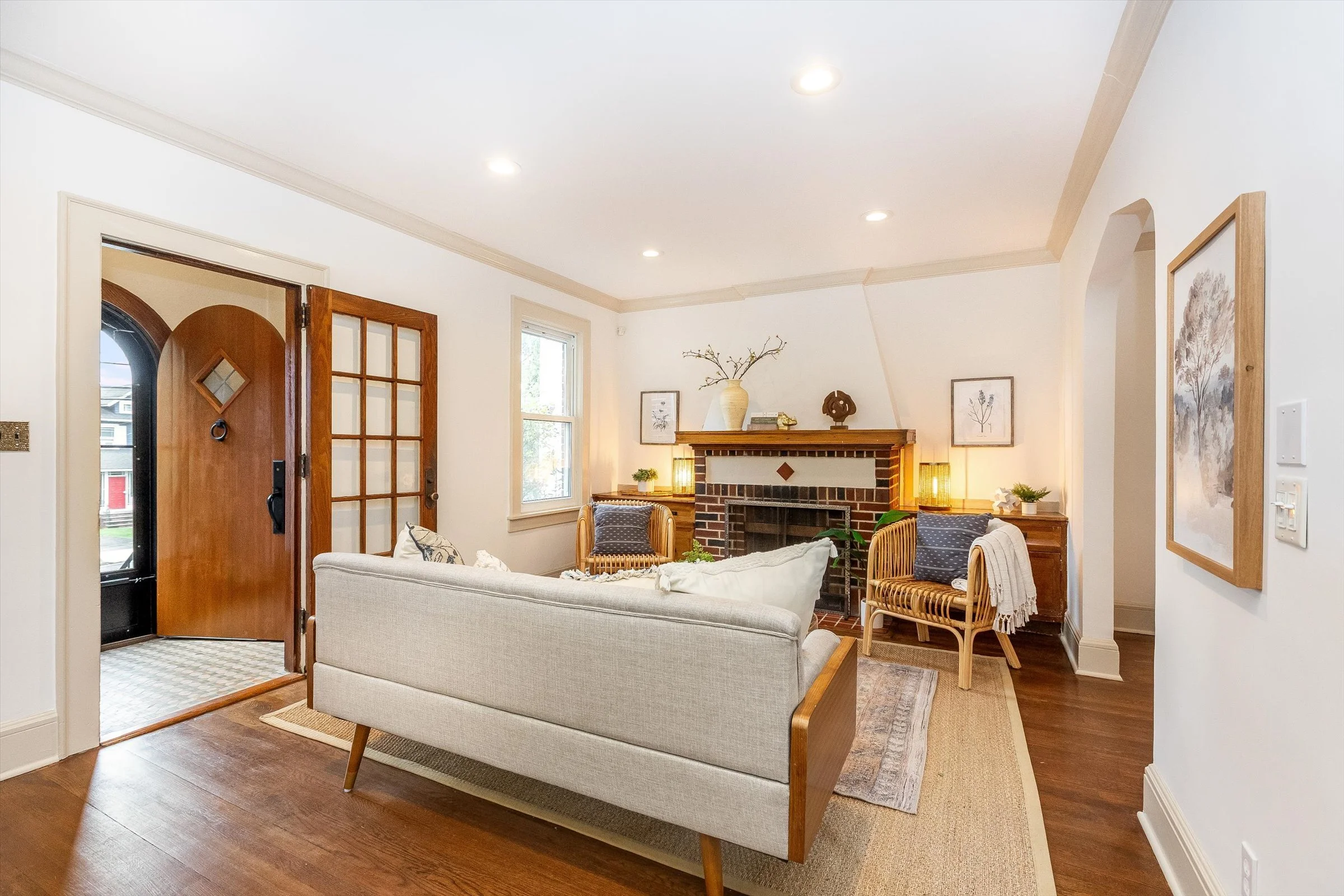 10-Living Room.jpg