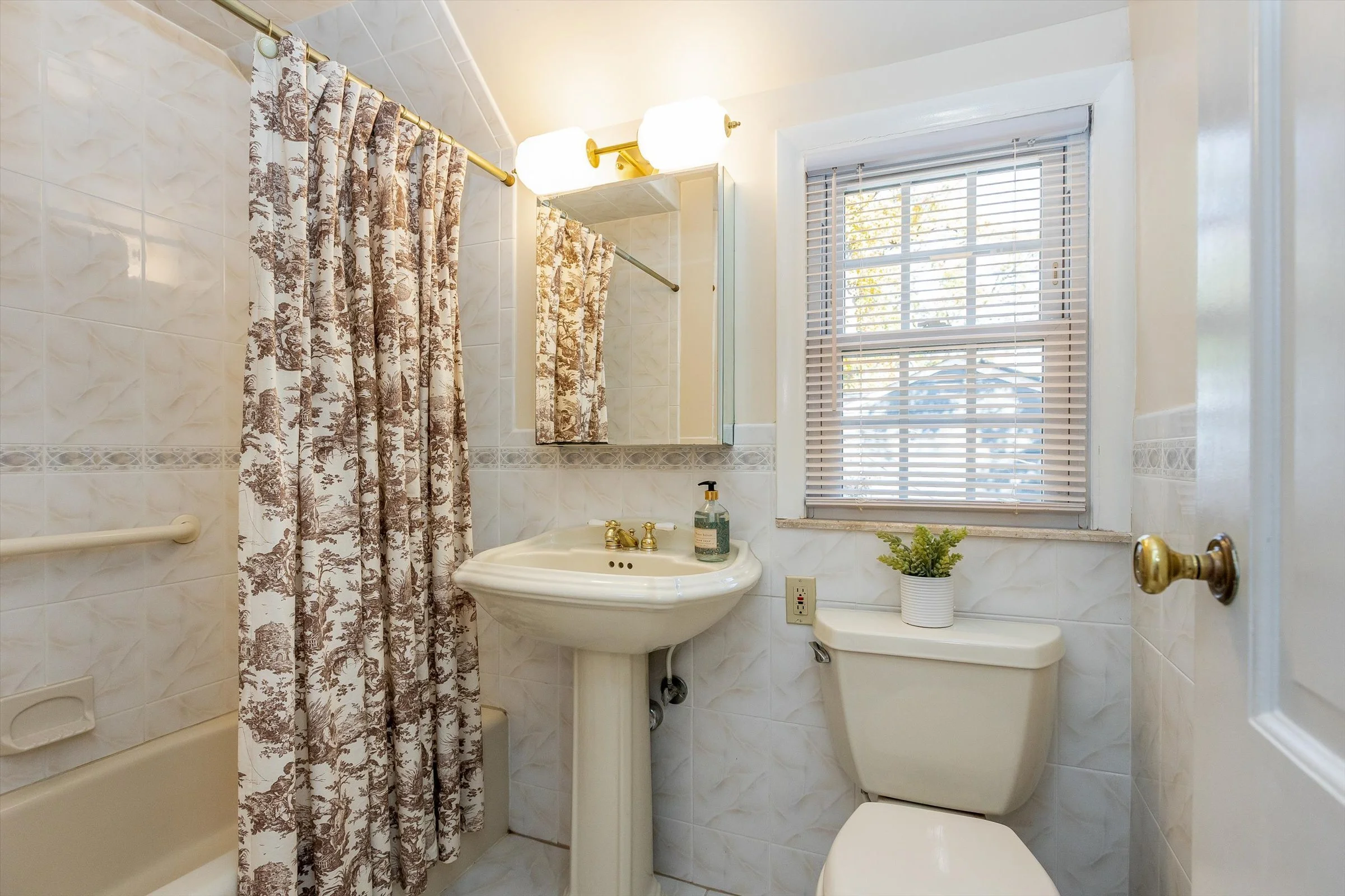 49-Bathroom.jpg