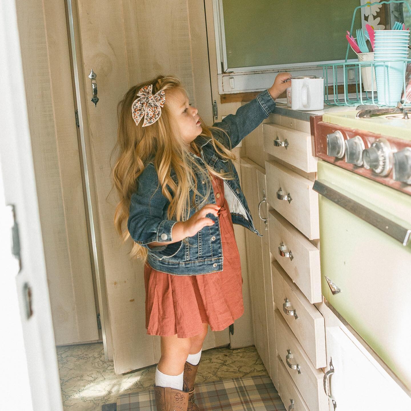 This special little lady and her family come in every year on her birthday for updated photos, and this year we had the opportunity to do something really special in partnering with @juniper_ny . Erica has this sweet little vintage camper (named &quo