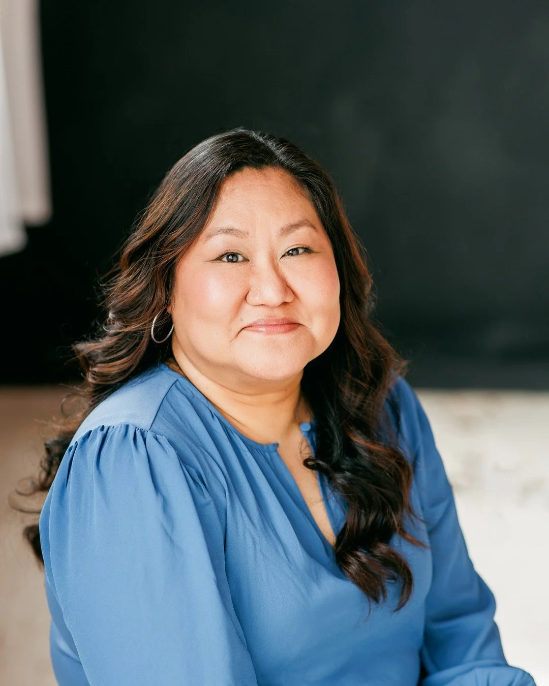 I love when clients opt to have their hair and make-up professionally done for their photos. While it's never a requirement, it can be a great way to feel polished and makes a beautiful difference in the final image. It was so great to have @specialo