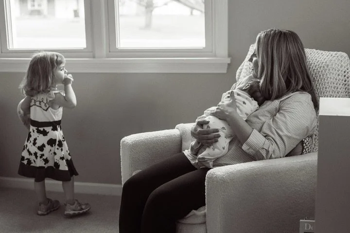 It&rsquo;s been a hot minute since I&rsquo;ve had a newborn session! I&rsquo;m so happy to share a few images from this in-home session last month to welcome sweet baby Amelia. I love taking newborn photos it the comfort of clients&rsquo; homes - it 