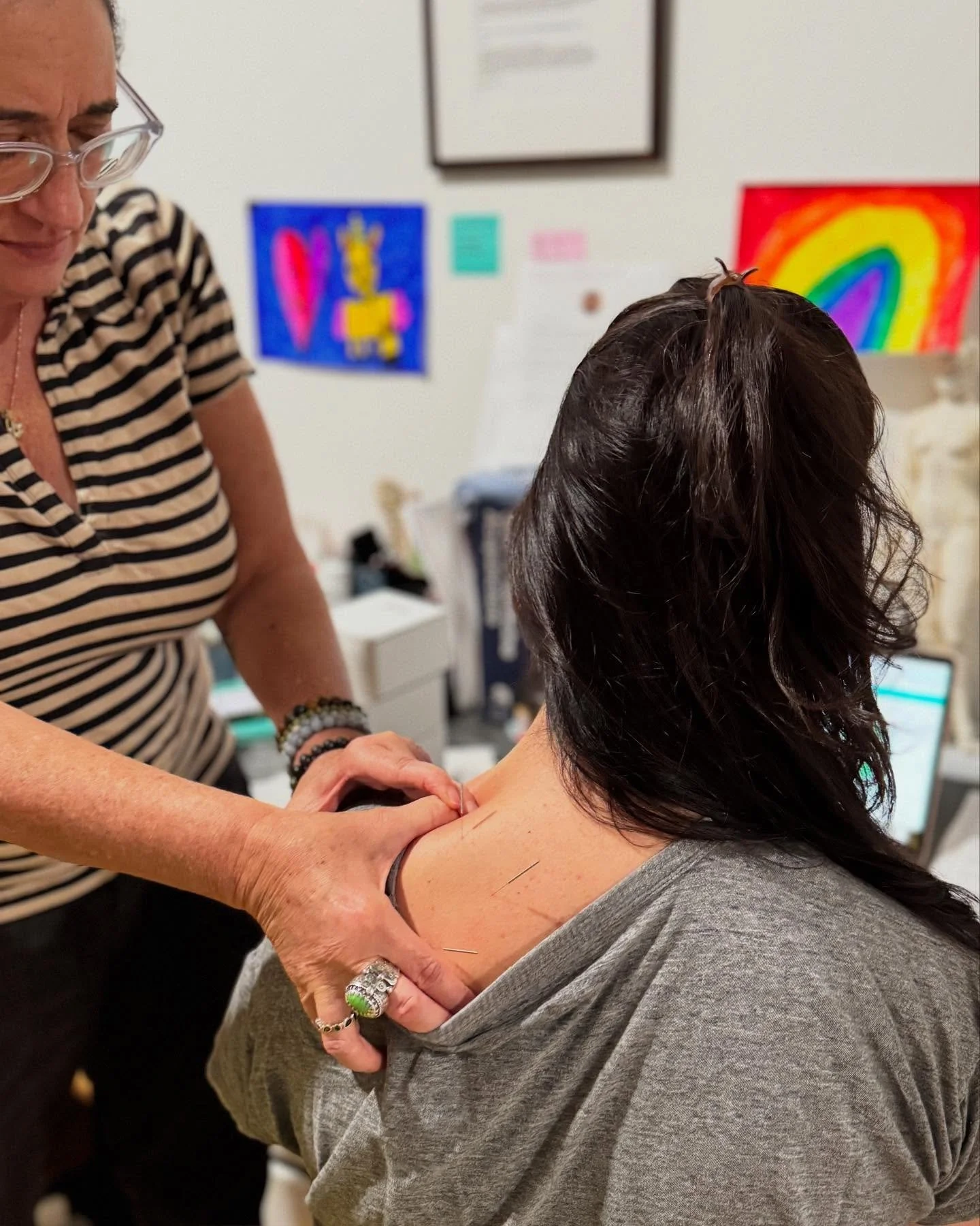 Perks of the job: a quick shoulder fixer-upper in the back office 💁🏻&zwj;♀️ 

Pretty sure 90% of people are walking around with their shoulders as earrings these days. We&rsquo;ve got needles for that! A few tiny pokes, a deep breath, and suddenly&