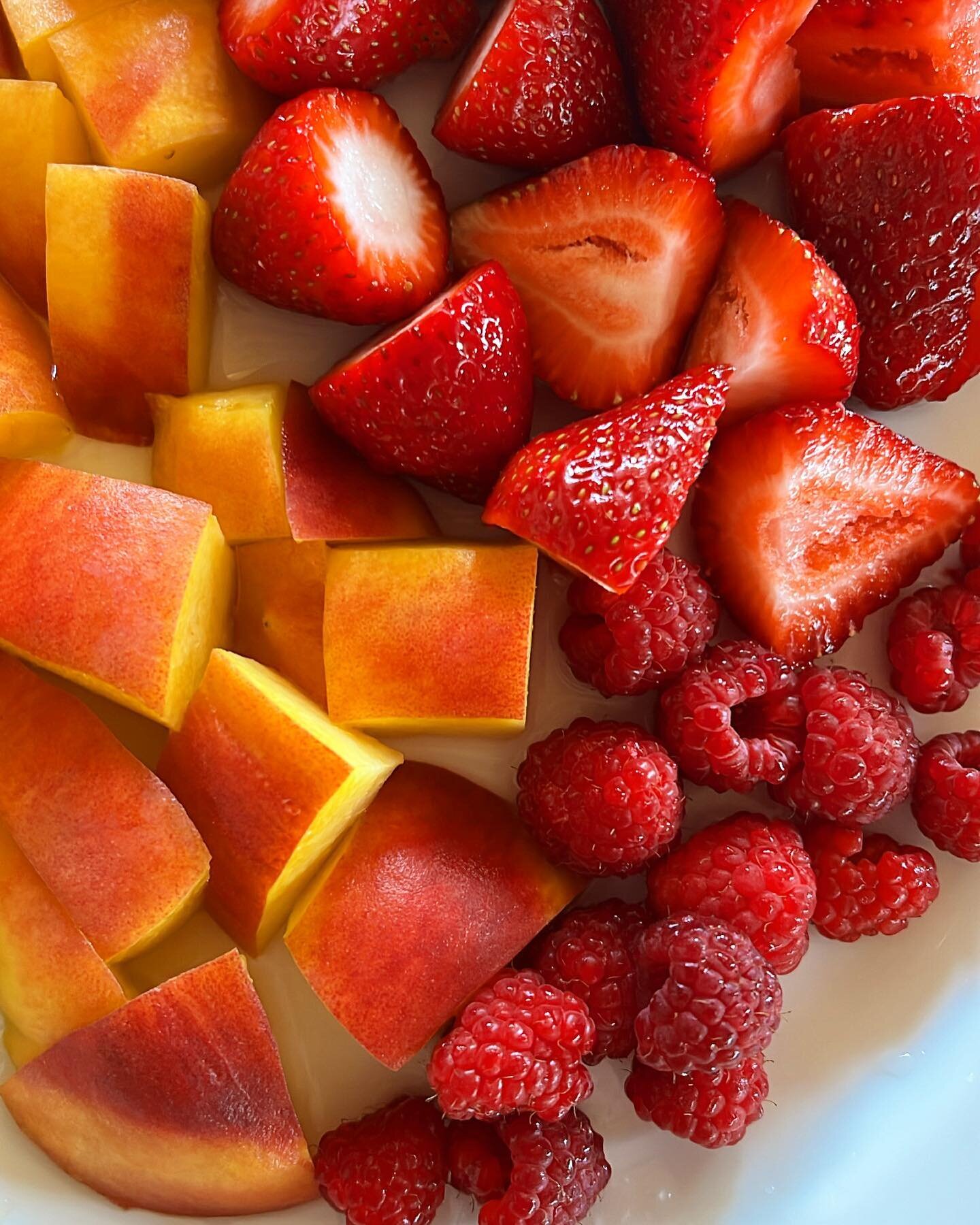 My favorite fruits!🍓🍑
&bull; It&rsquo;s estimated that only 1 in 10 Americans eat the recommended daily amount of fruit &amp; vegetables per day. It&rsquo;s important to incorporate lots of fruits &amp; veggies as they are packed with antioxidants,