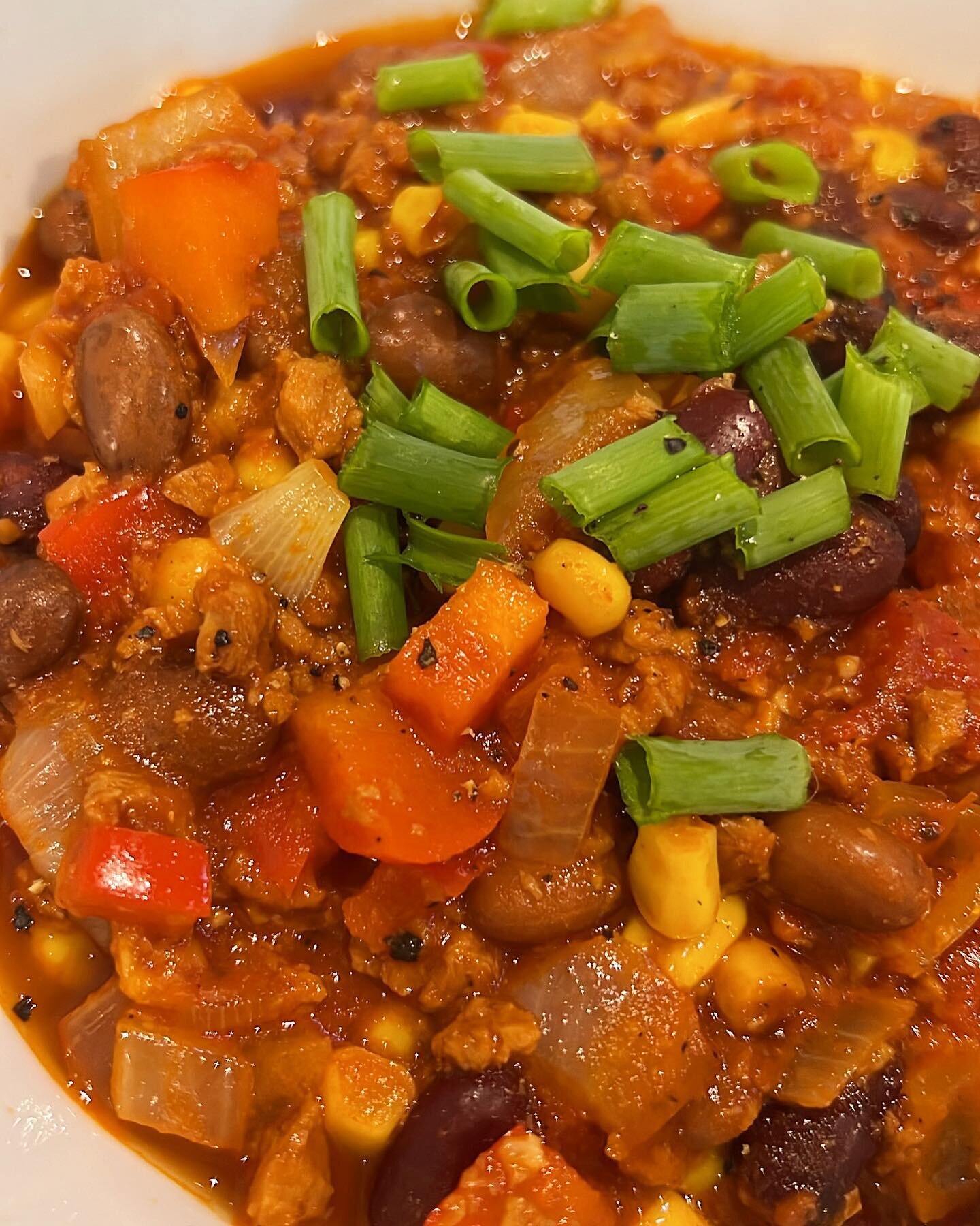 Rainy day calls for some Chili! ☔️ 
Ingredients: 
&bull; Yellow onion 🧅, Bell pepper 🫑, Garlic 🧄, Peeled tomatoes 🍅, Corn 🌽, Pinto beans, Kidney beans 🫘, Veggie broth, Soy Chorizo (@traderjoes ), Olive oil 🫒, Salt &amp; Pepper 🧂, dash of brow