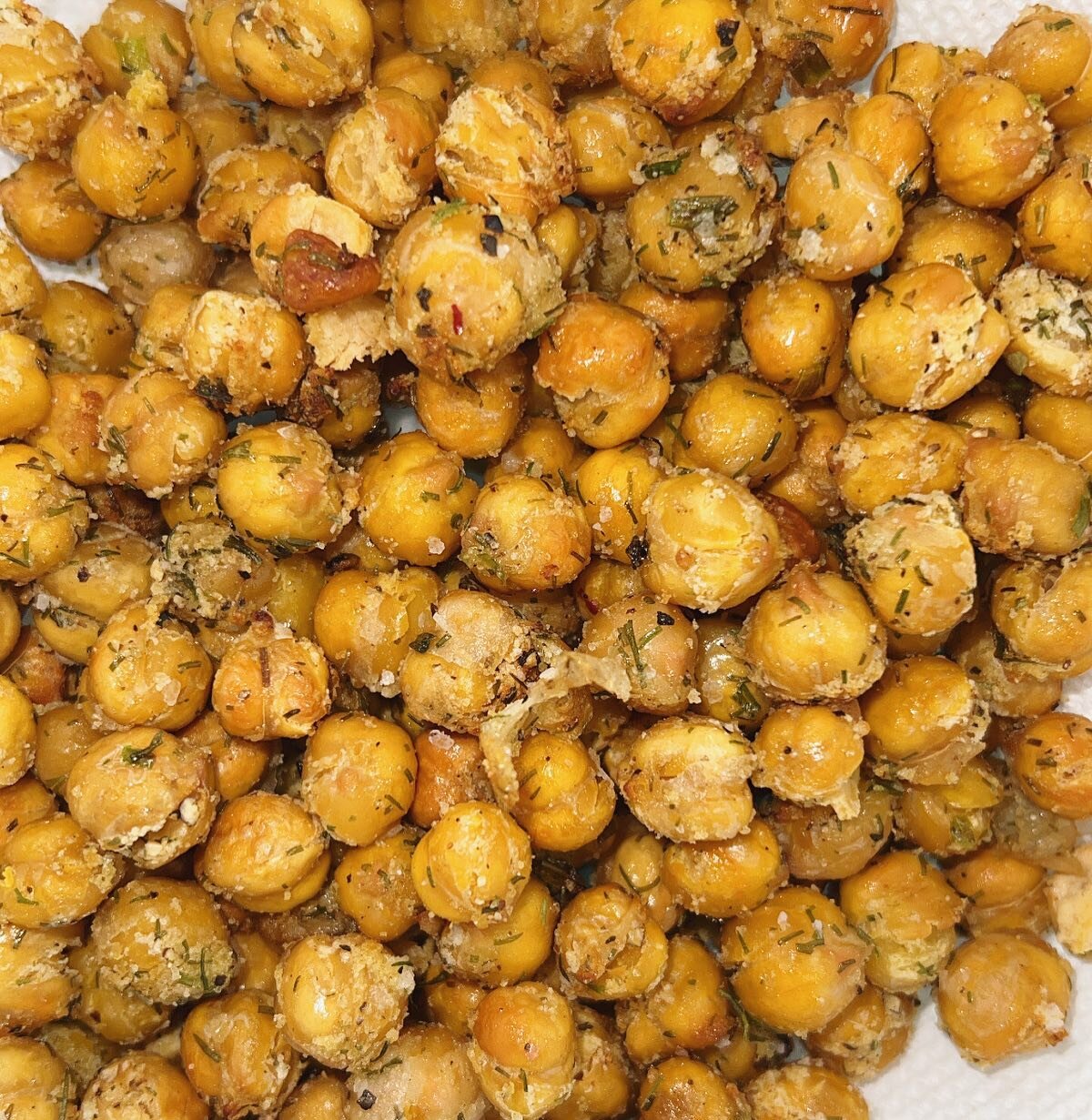 Ranch flavored crispy chickpeas 🧡
Full of fiber &amp; protein &mdash; these make for a great snack! Or try using them as croutons 😋
🔸Mix 1 can of chickpeas with a drizzle of olive or avocado oil &amp; seasoning 
🔸Ranch seasoning: 
&bull;&bull; 1/