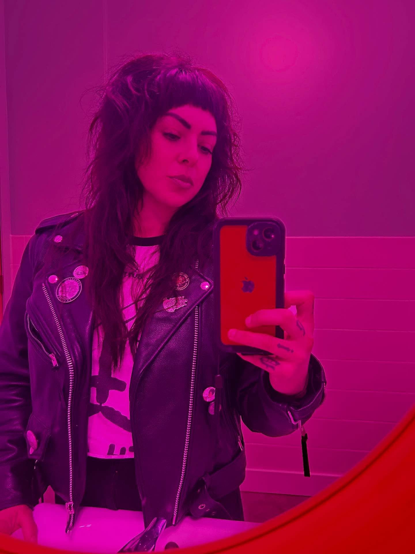 Come for the HOT hair 🌟🌟🌟 stay for the bathroom selfies 🔥🥵🔥 

#TacomaStylist #TacomaSmallBusiness #TacomaSalon #Tacomarazorcut #Razorcut #Bangs #CurtainBangs #Mullet #RazorMullet #Shag #Shullet #HairHasNoGender #CoolHair #CuteHair #HotHair #Sea