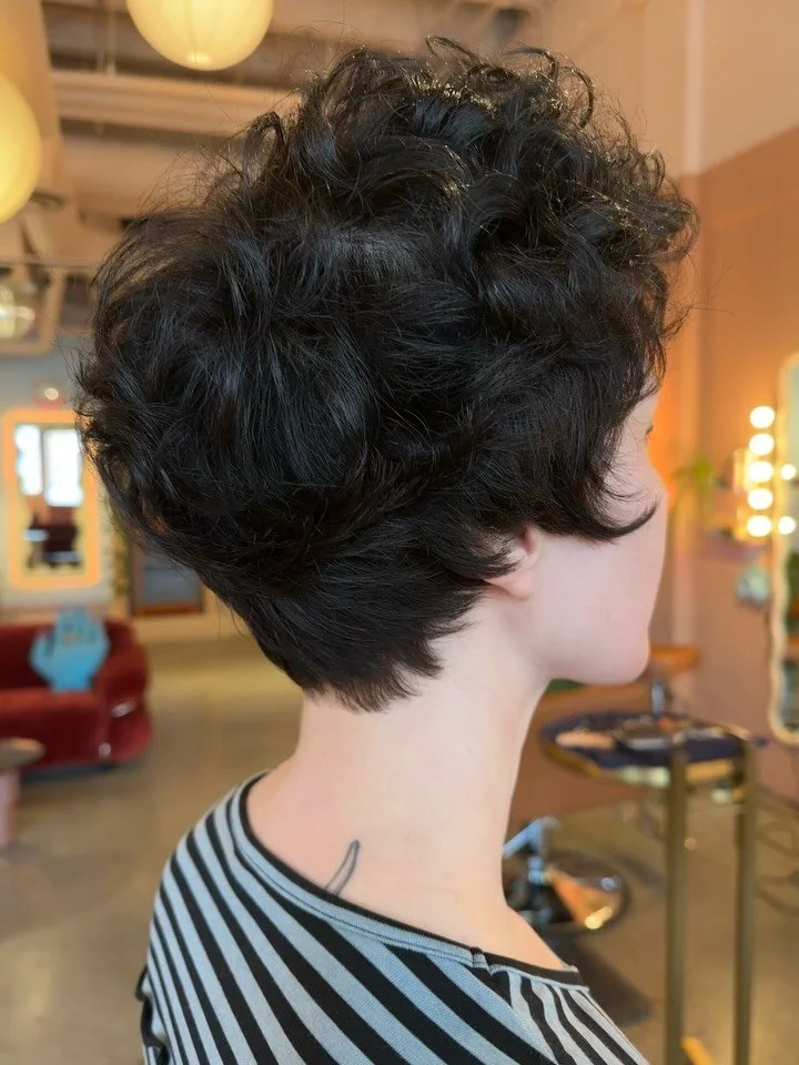 Just a little shape shift today but working towards more of a bob pixie hybrid and loving this profile 😍

#razorcut #bixie #tacomasalon #cutehair