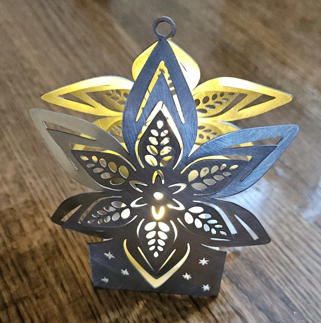 METALgarden-Poinsettia-Tea-Light-Stainless-Steel-Ornament-Shelf-Decoration-1.jpg