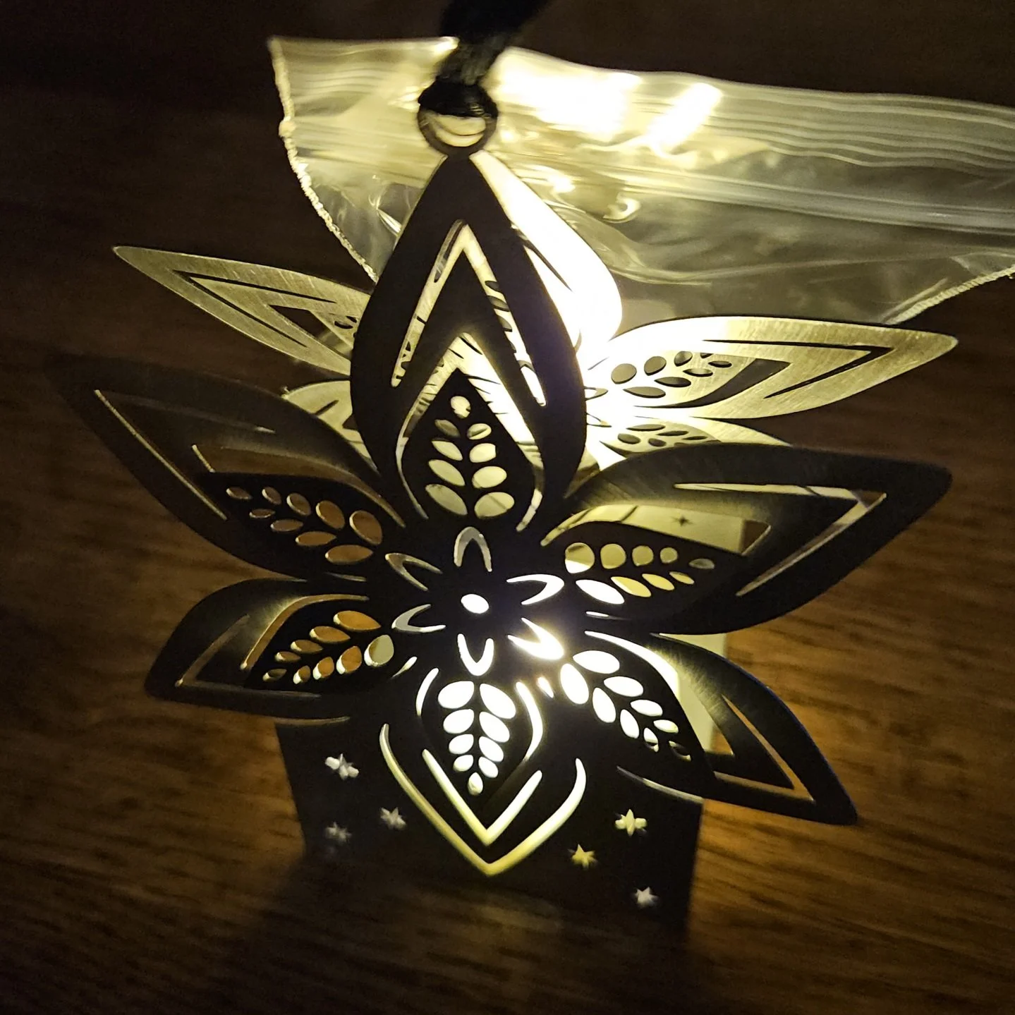 METALgarden-Poinsettia-Tea-Light-Stainless-Steel-Ornament-Shelf-Decoration-2.jpg