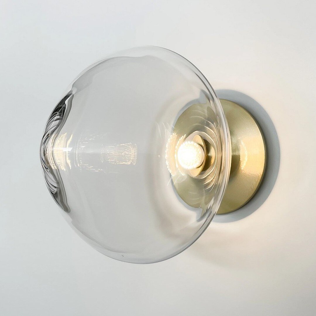 OLLO WALL / CEILING LIGHT

Molten hot glass shaped and hand-blown at one thousand degrees celsius. An organic round shape made with quality Swedish clear glass to dress a defused pineapple LED bulb. The defused LED bulb shines and refract off the con