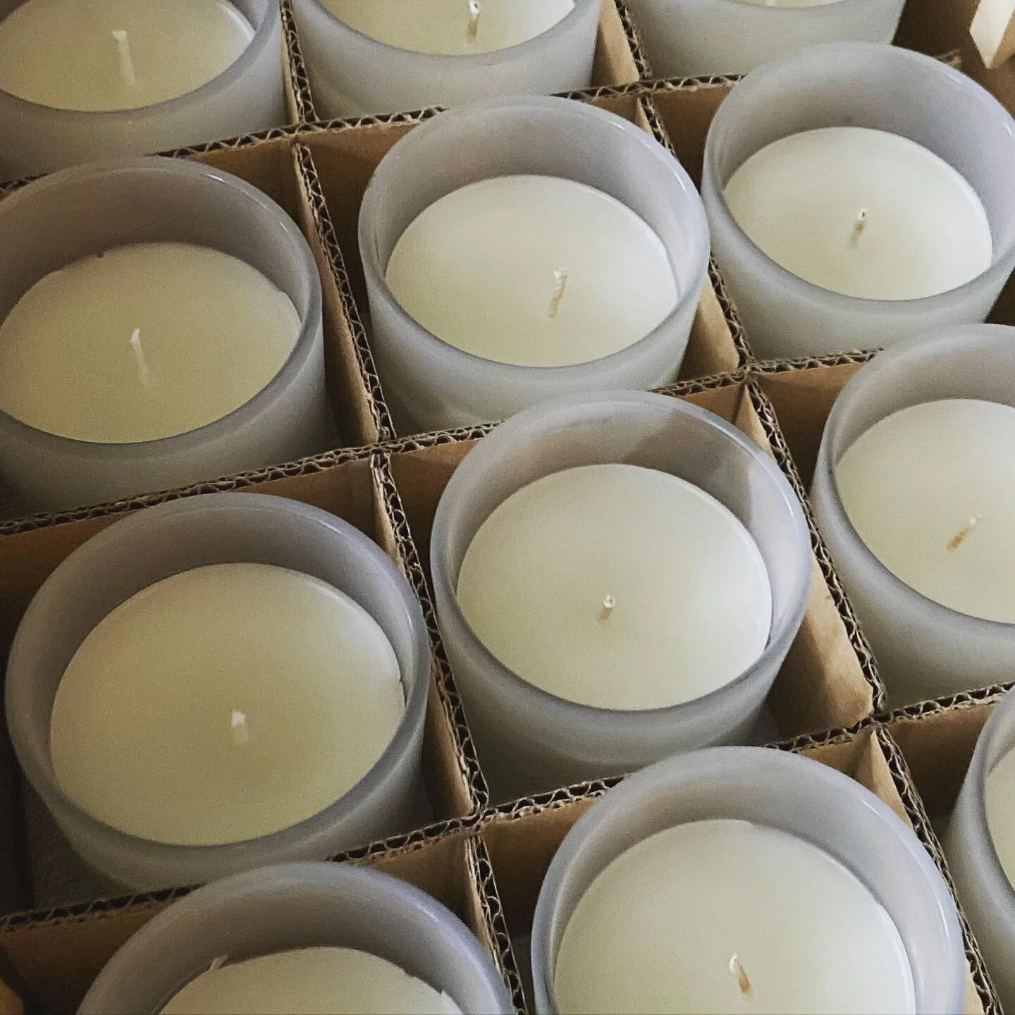 Candle season is here! I&rsquo;m currently spending a beautiful fall day outside with my boys, but when we go inside it will be time light a candle. Do you have a favorite candle? 

#keepitsoothing #beeswaxcandle #candle #beeswax #eucalyptus #lavende