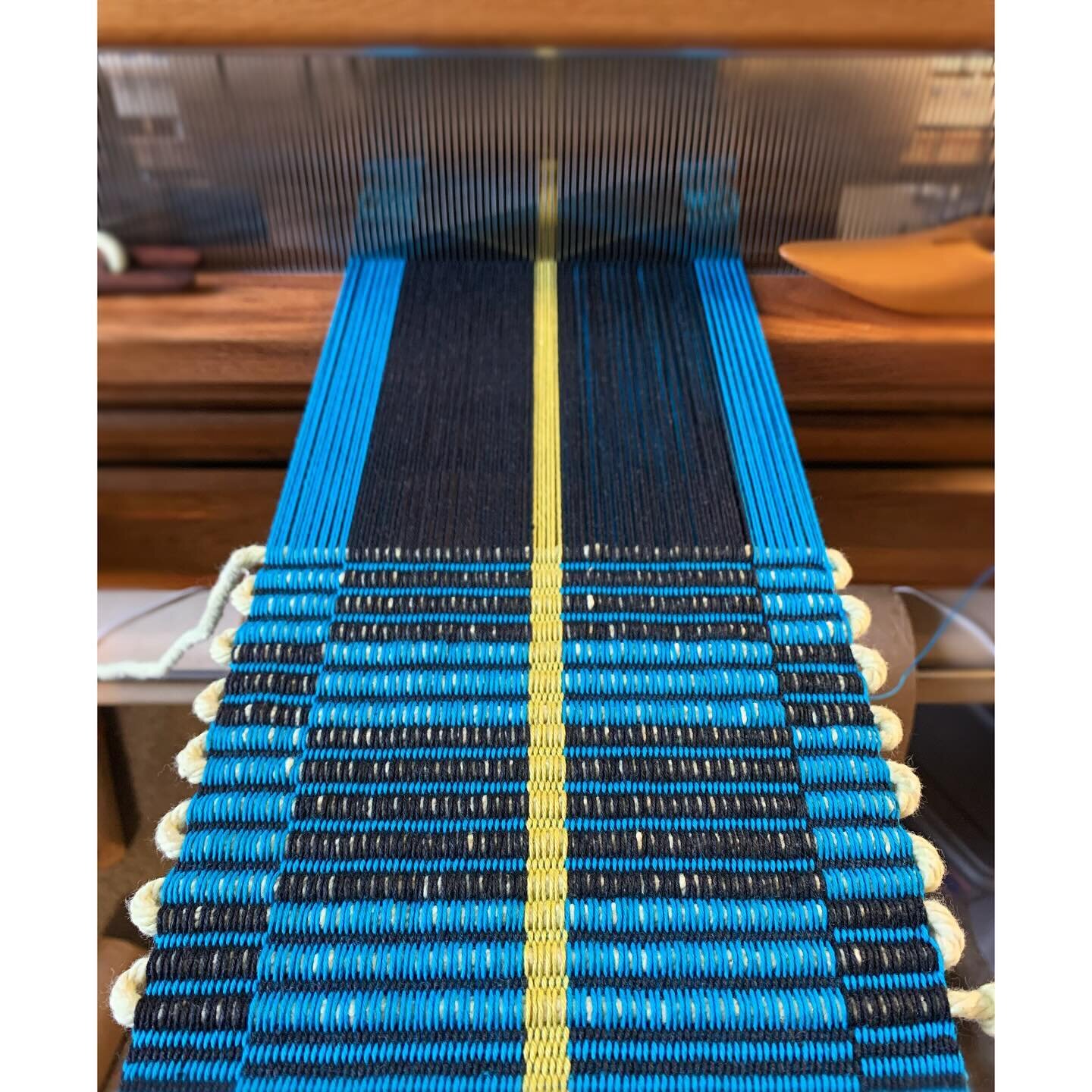 Rep weave on the loom&hellip; 〰️〰️
.
.
.
.
.

#repweave #ripsmatta #weaversofinstagram #weaving #handwoven #woven #scandinavianweaving #norwegianweaving #handweaving #loom #loomweaving #woventextiles #textiles #fiberart #chicagocrafter #chicagoartist