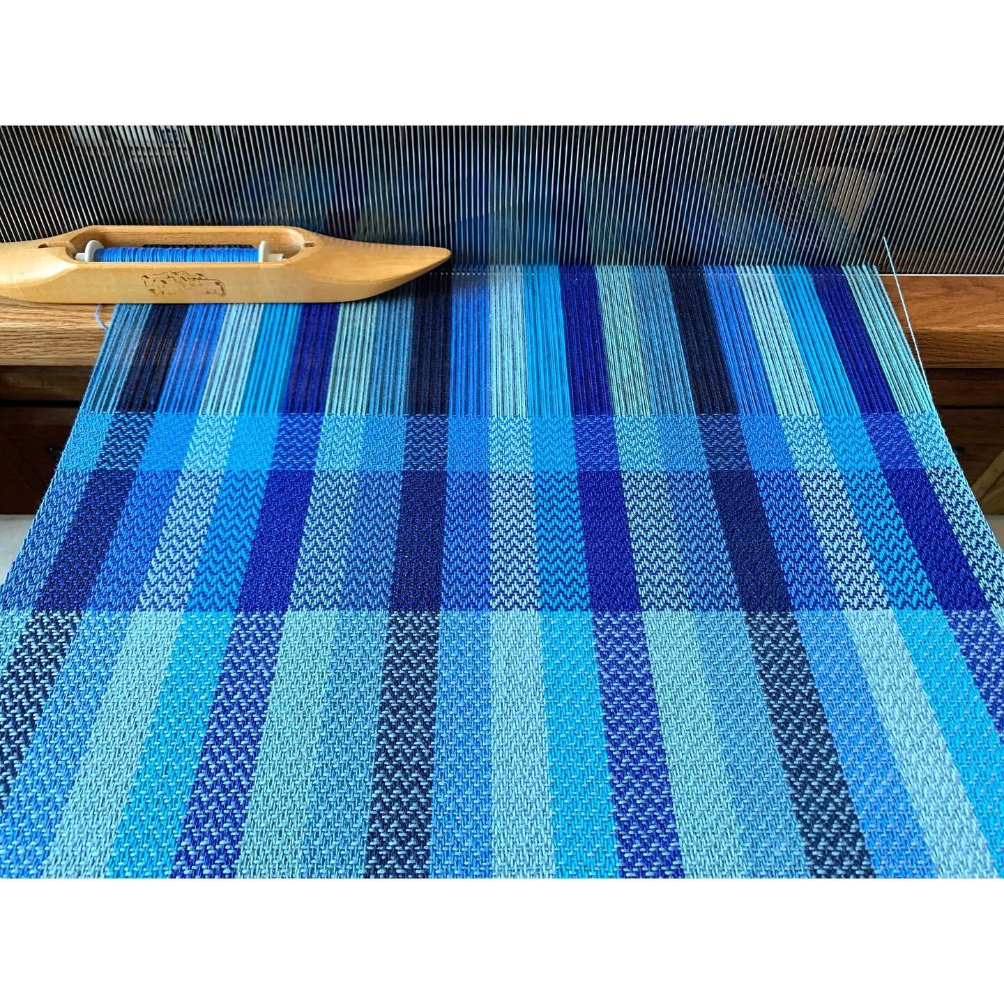💙🩵💙🩵
.
.
.
.
#weaving #weaversofinstagram  #handwoven #woven #handweaving #loom #loomtime #loomweaving #stripes #ontheloom #woventextiles #textiles #slowcloth #fiberart #chicagocrafter #chicagoartist
