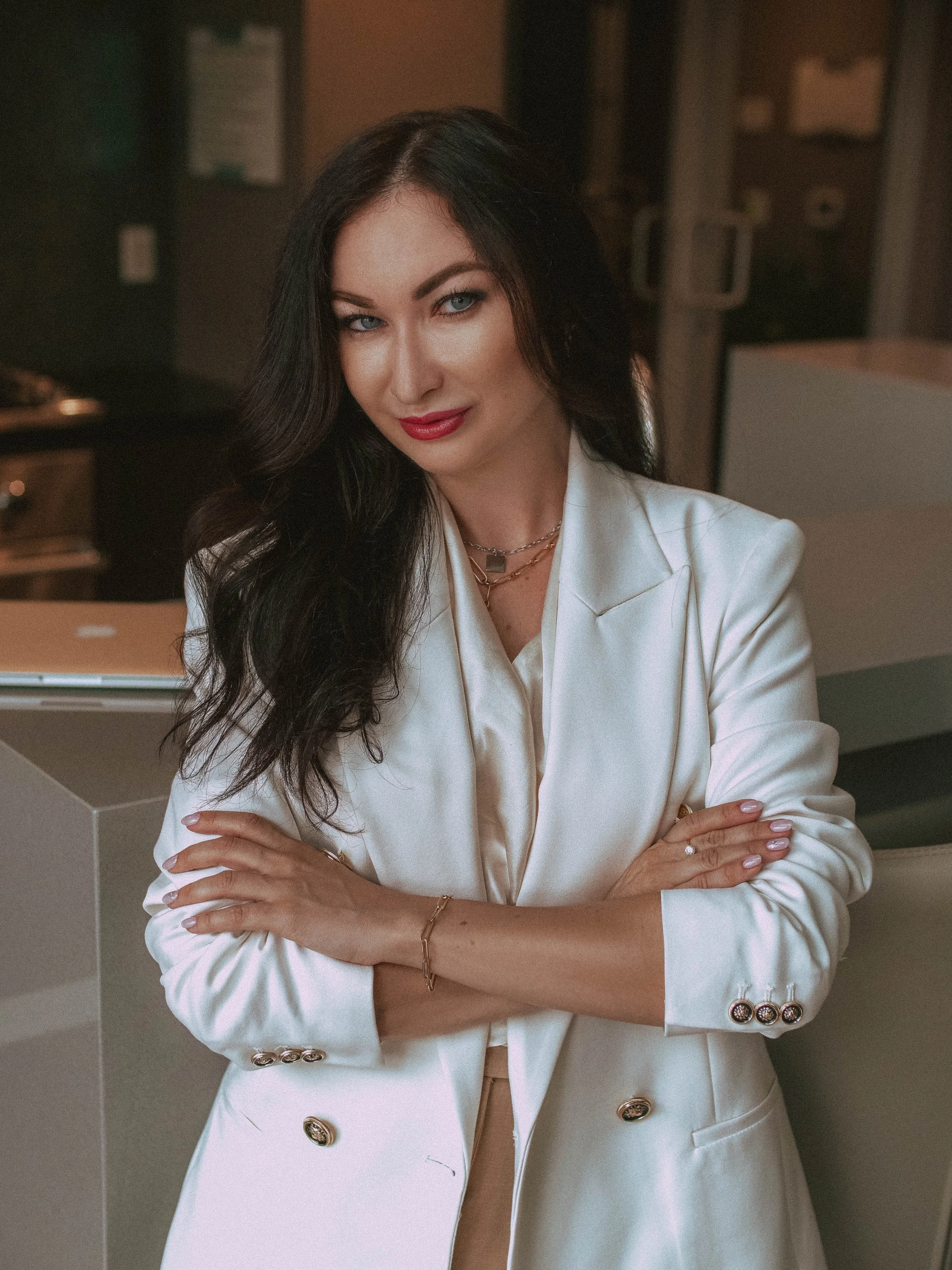 Elina, founder of ARAMANTAYRA and integration specialist for UFO and extraterrestrial contact experiencers, in a white blazer