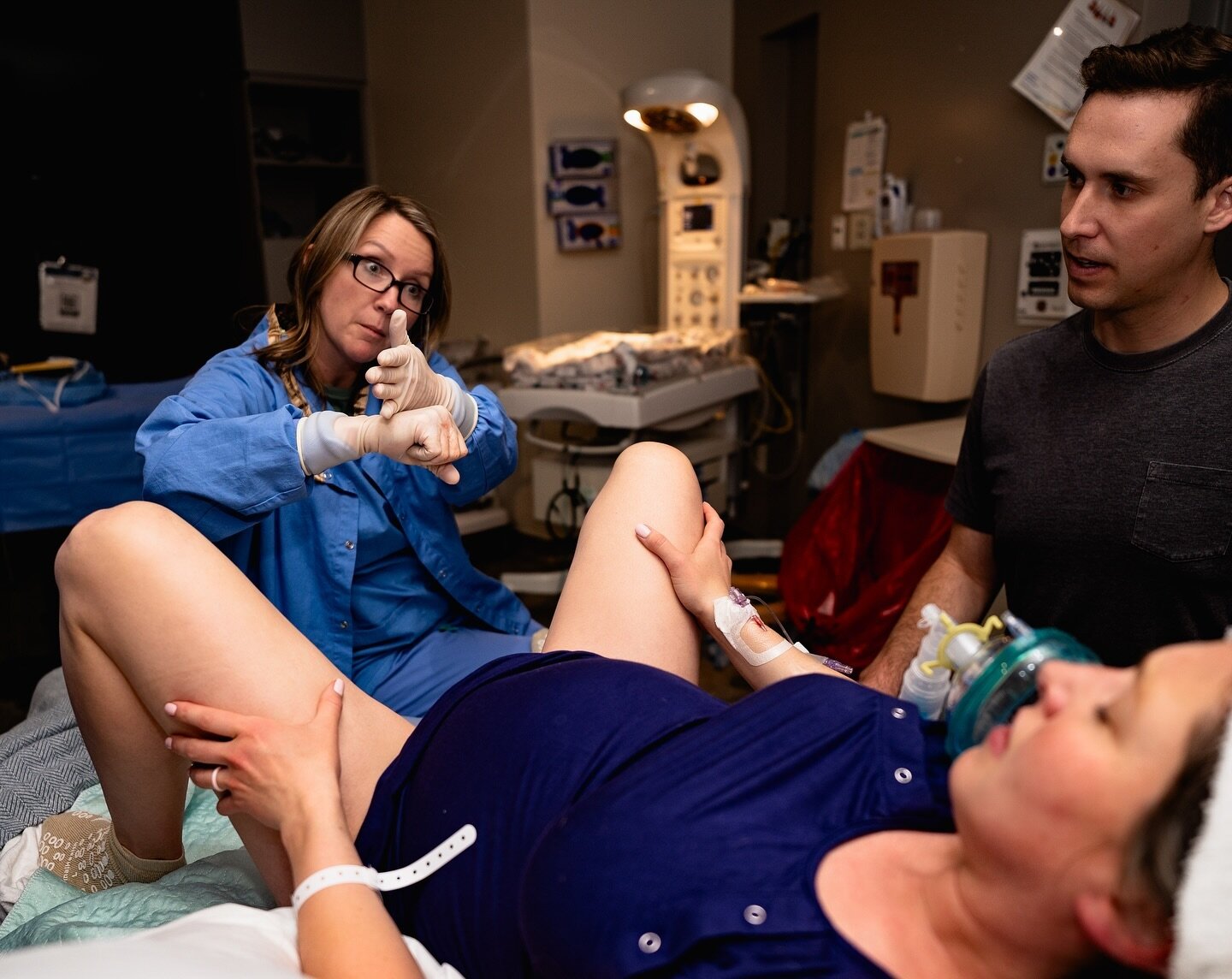 who can guess what this midwife is explaining??

&bull;

hint: mom was in the middle of pushing 👀

&bull;

#denverbirth &bull; #denvermidwife &bull; #denverdoula &bull; #denverbirthphotographer &bull; #childbirthed &bull; #childbirthprep &bull; #bir