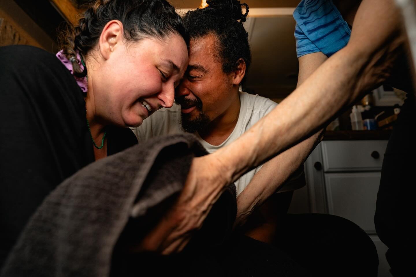 their faces say it all ❤️&zwj;🔥🥹 it was such an emotional and redemptive moment for this family, a beautiful homebirth after an unexpected cesarean. she was so immensely powerful through it all, a true birth warrior ✨ i am endlessly grateful to be 