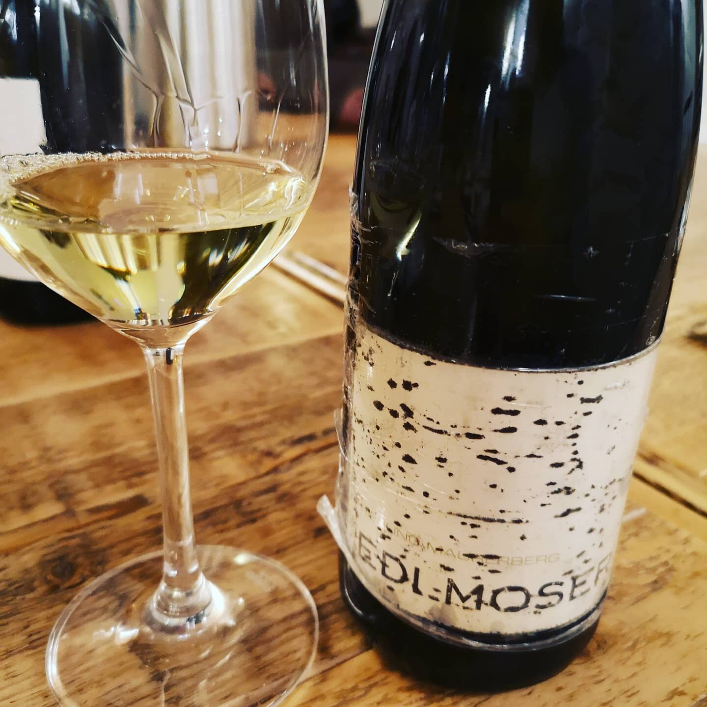From our September tasting with theme &quot;Wein aus Wien&quot;, we tasted this 2006 Riesling from Weingut  Edlmoser.

Ripe apricot notes, dried peach, sweet resin bread, refreshing acidity balanced with ripe fruit in the palate and lingering afterta