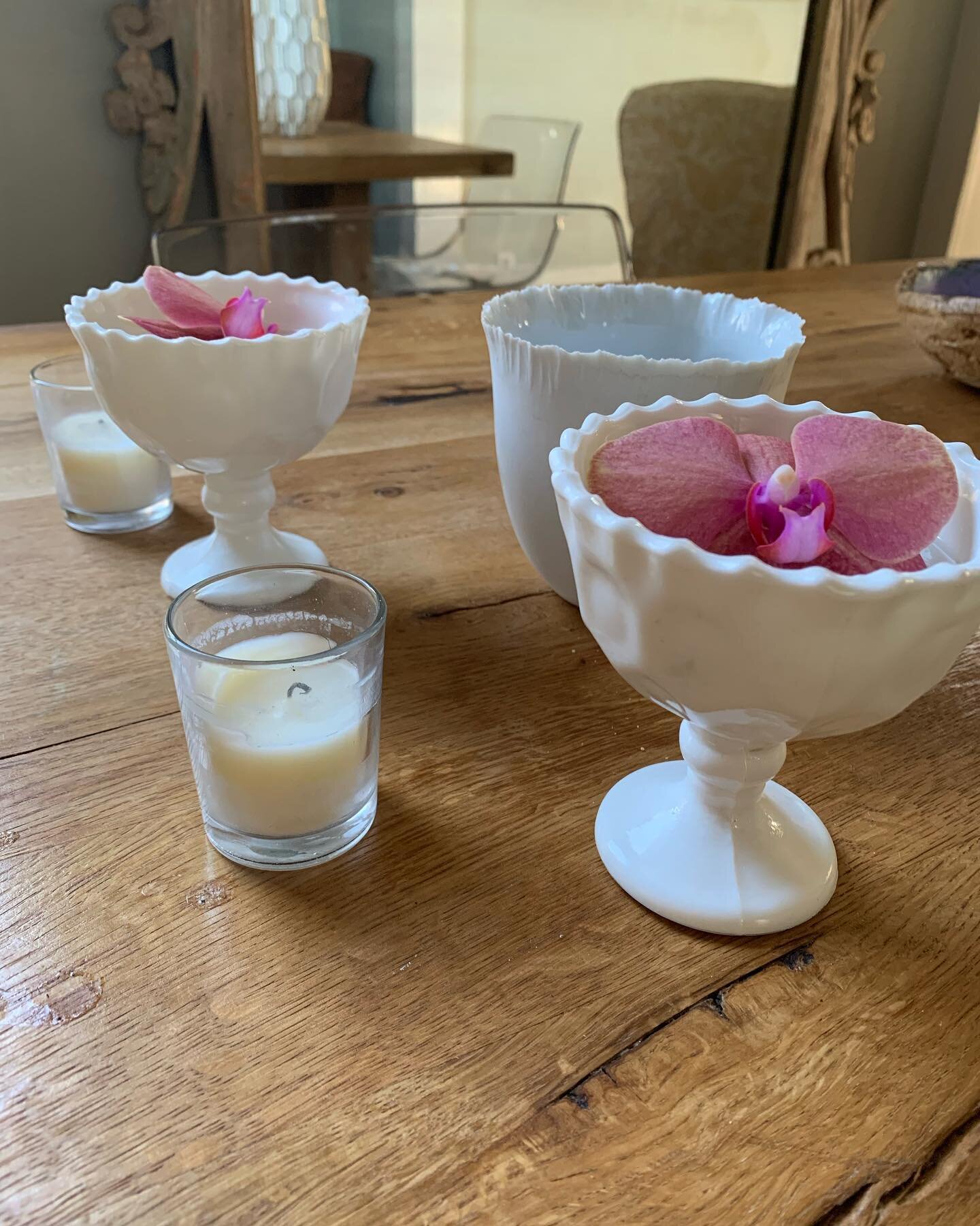 Simple pleasures🌸🌸

#11locust #fundinghomeallovertheworld #simple #simplepleasures #floraldesign