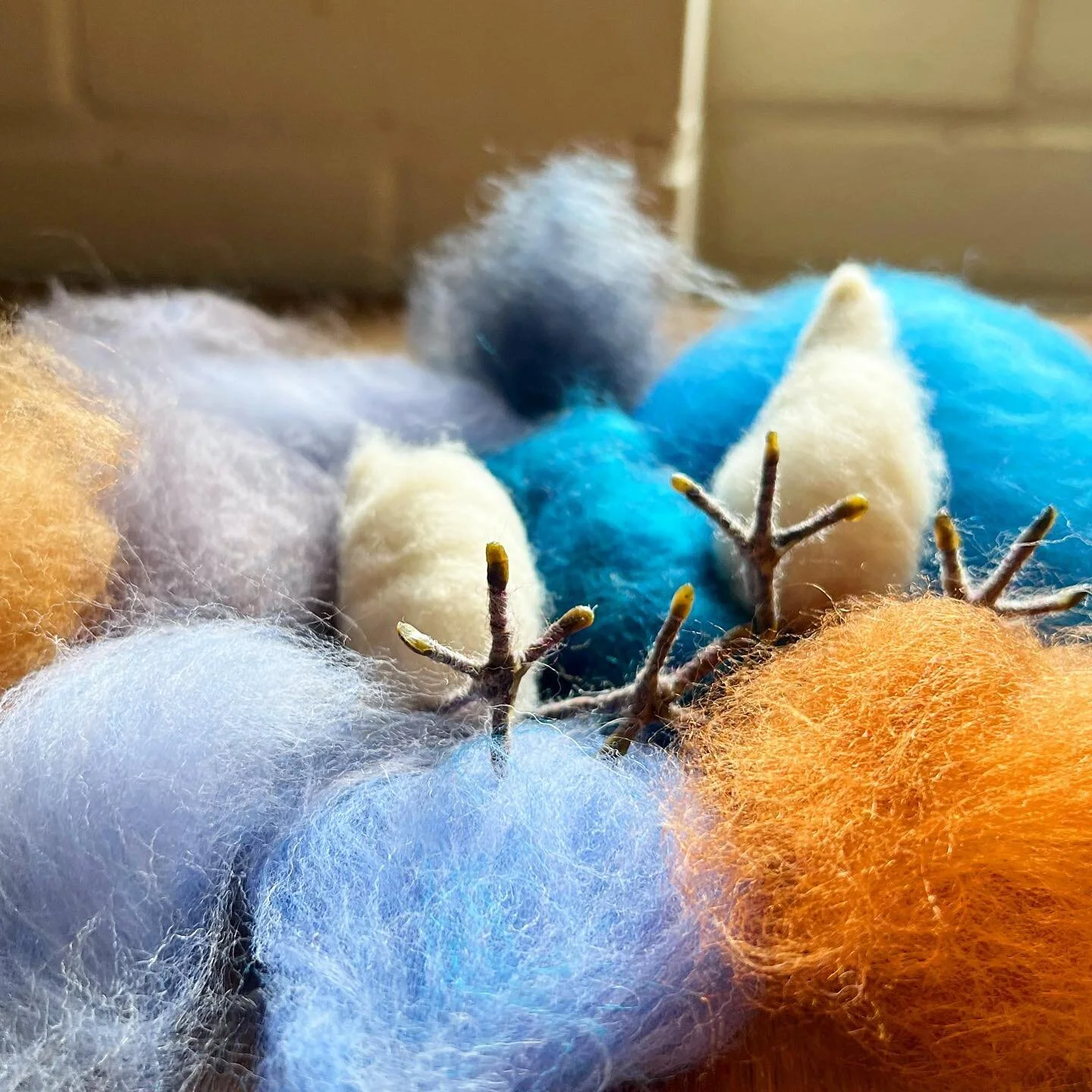 Carding bluebird colors 💙🧡
.
.
.
.
.
#crafting #wool #bluebirds #makersofinstagram #needlefelt #handmade #etsyseller #needlefelting