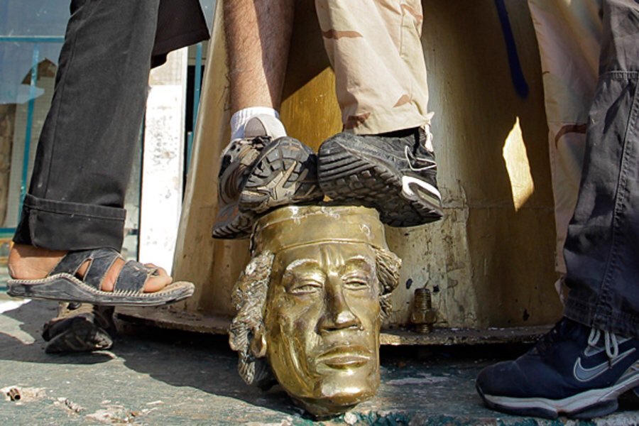 Sheida-gaddafi_statue_toppling.jpg