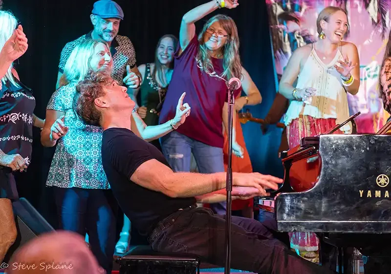 Dave Bennett plays Rockin'