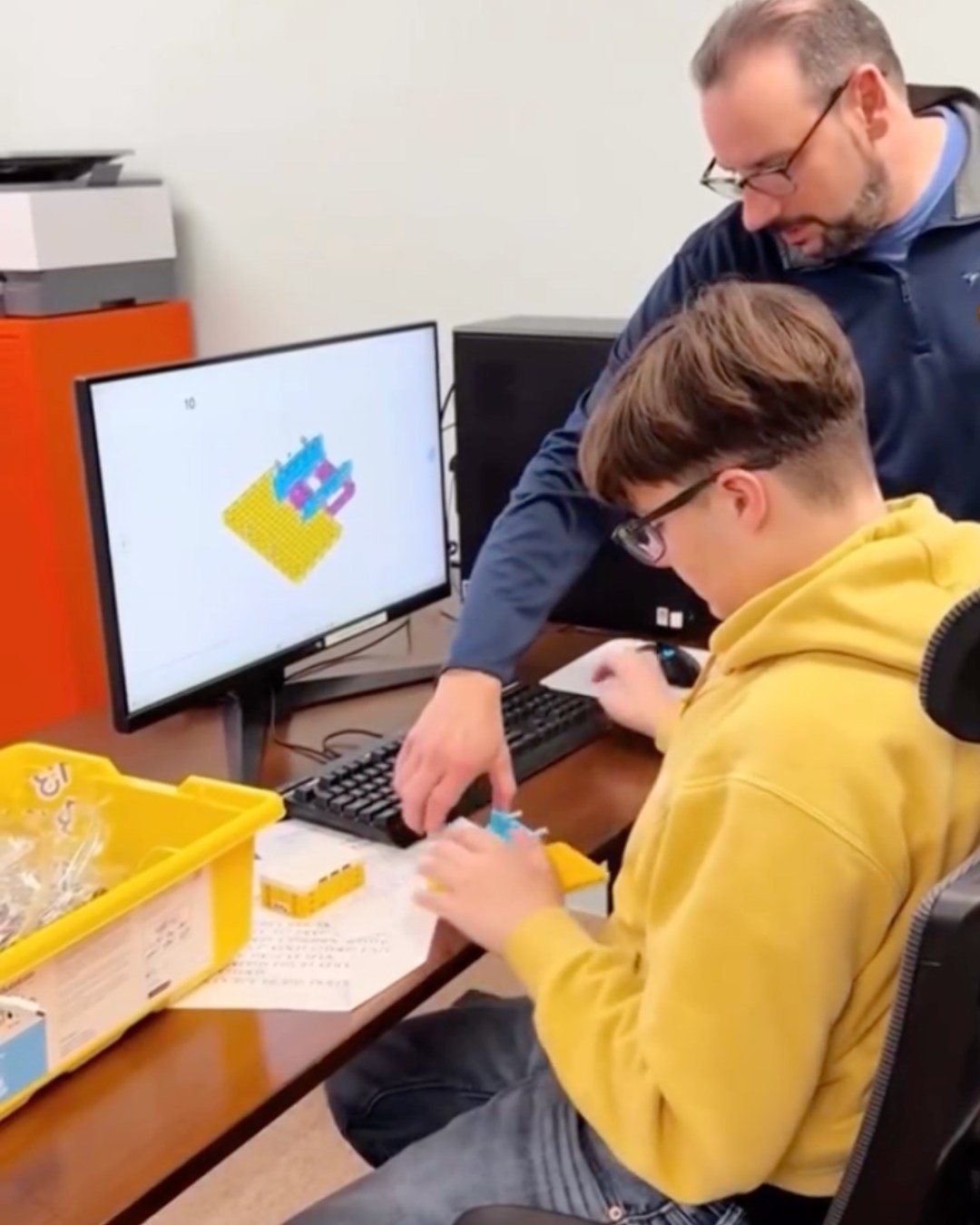 Looking for a meaningful after-school program that supports creativity and connection? 👥 Unwind is an after-school program designed for teens who benefit from structured, engaging peer experiences in a relaxed setting. 

Program highlights include:
