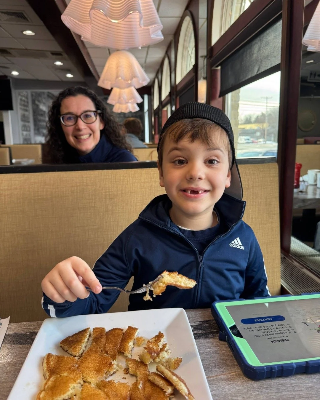 We love little SLG run-in out in the world! One of our staff members bumped into a learner at breakfast, and these smiles say it all. 🥞 It&rsquo;s always so special to see these connections carry beyond our center!

*Please note per the BACB&rsquo;s