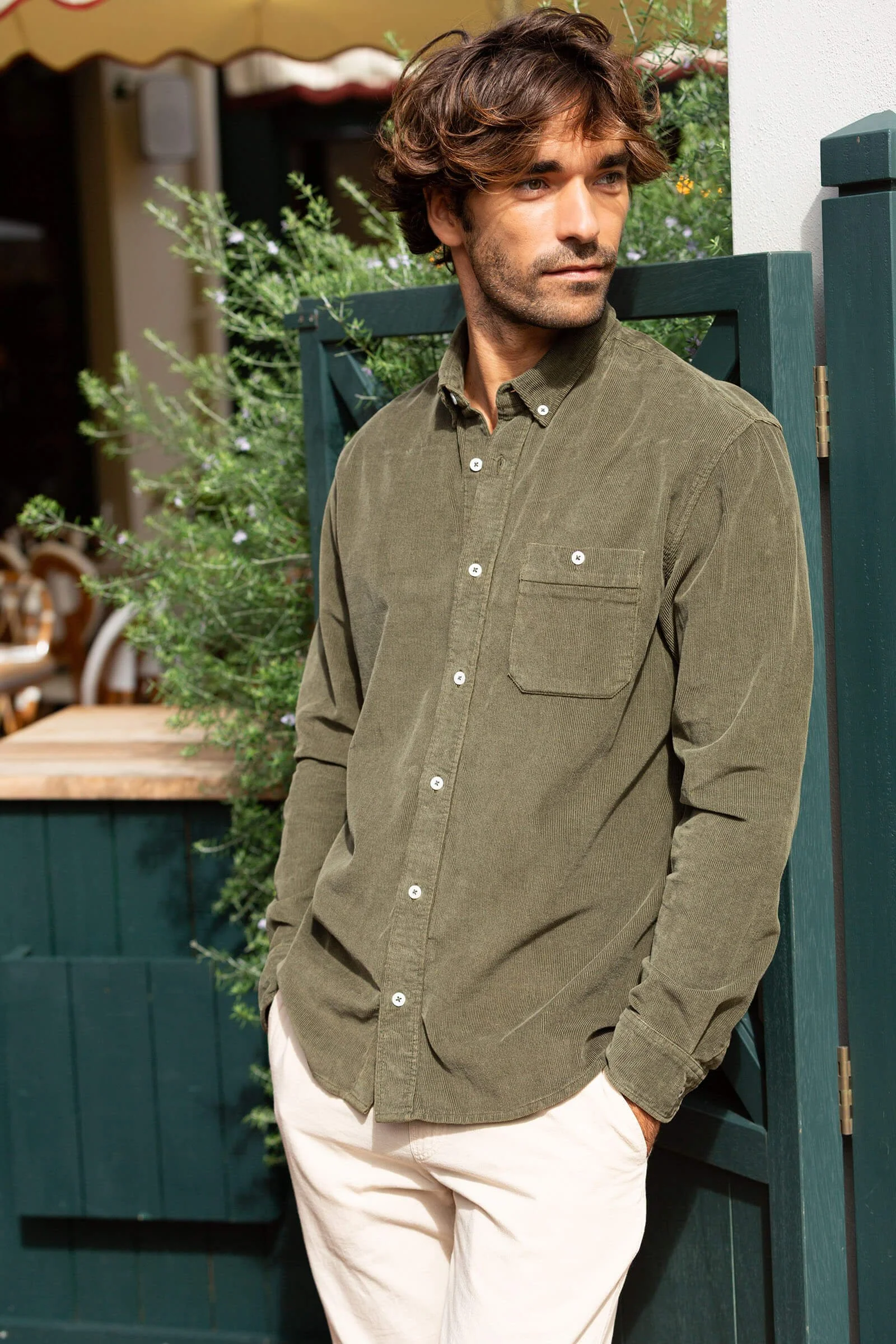 chemise-kaki-en-velours-col-classique.jpg