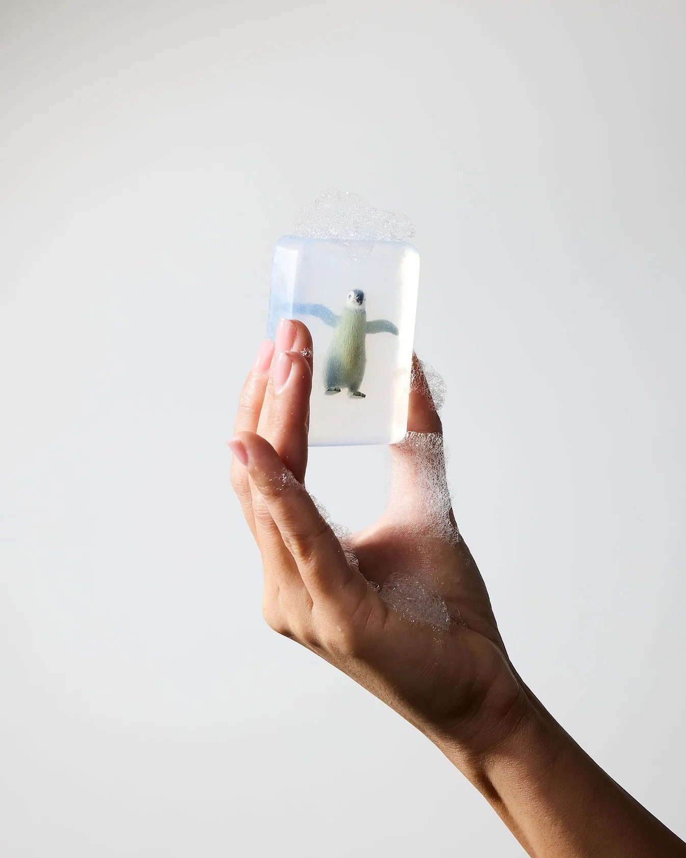 Savon transparent artisanal avec figurine surprise