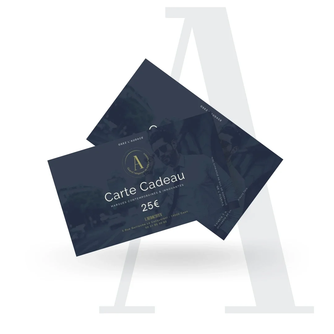 Deux cartes cadeau d'une valeur de 25 euros avec un fond bleu foncé, texte en blanc, présence d'une image floue d'une personne en arrière-plan, et un logo circulaire avec un 'A' au centre du logo du magasin 'L'AUDACIEUX'