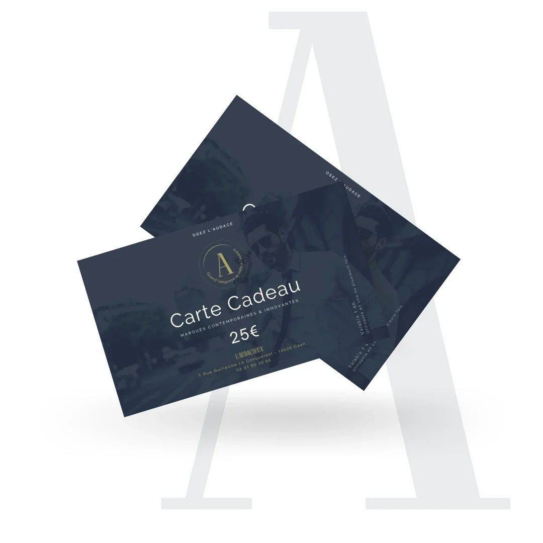 Deux cartes cadeau d'une valeur de 25 euros avec un fond bleu foncé, texte en blanc, présence d'une image floue d'une personne en arrière-plan, et un logo circulaire avec un 'A' au centre du logo du magasin 'L'AUDACIEUX'
