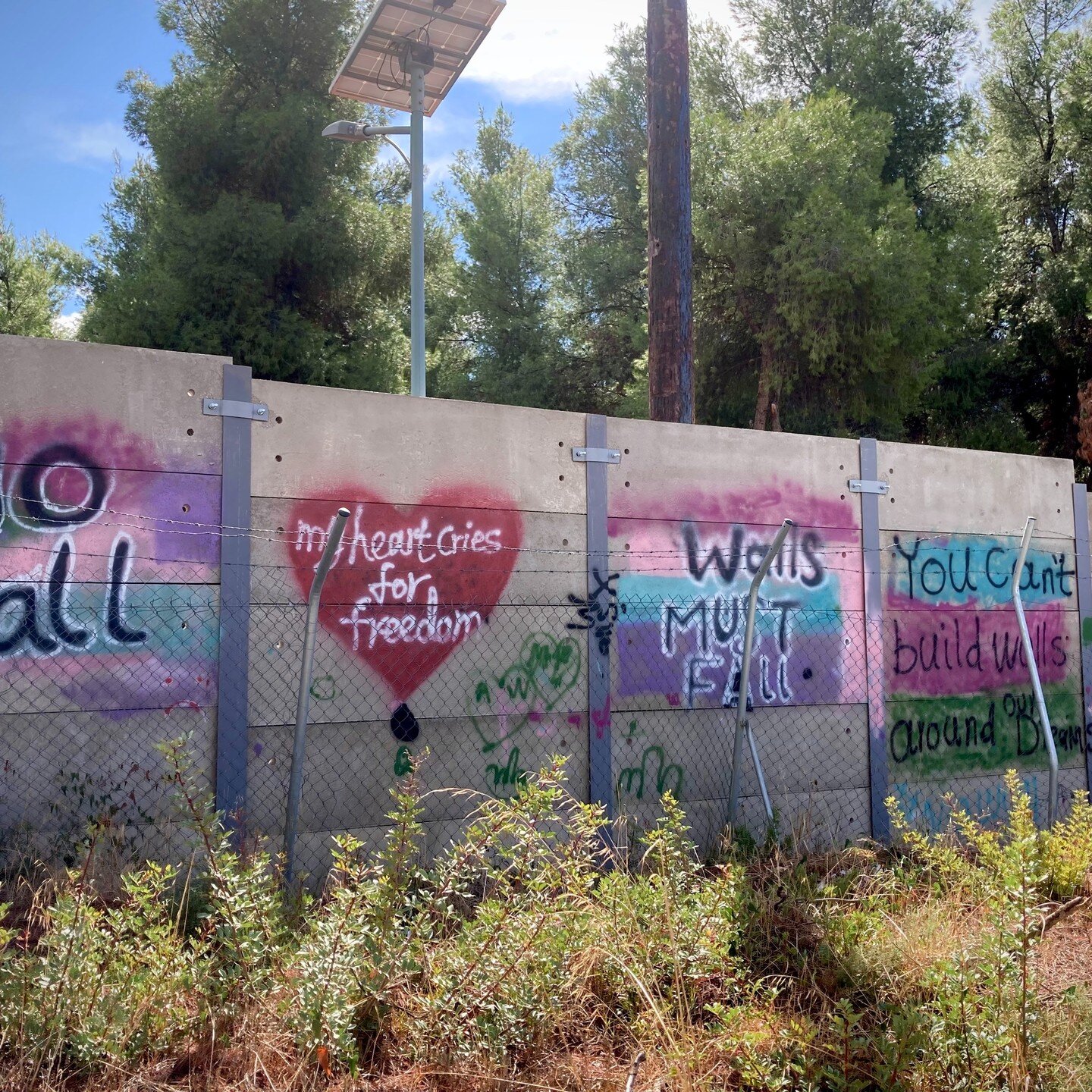 Murs frontaliers au camp de réfugiés de Ritsona en Grèce.