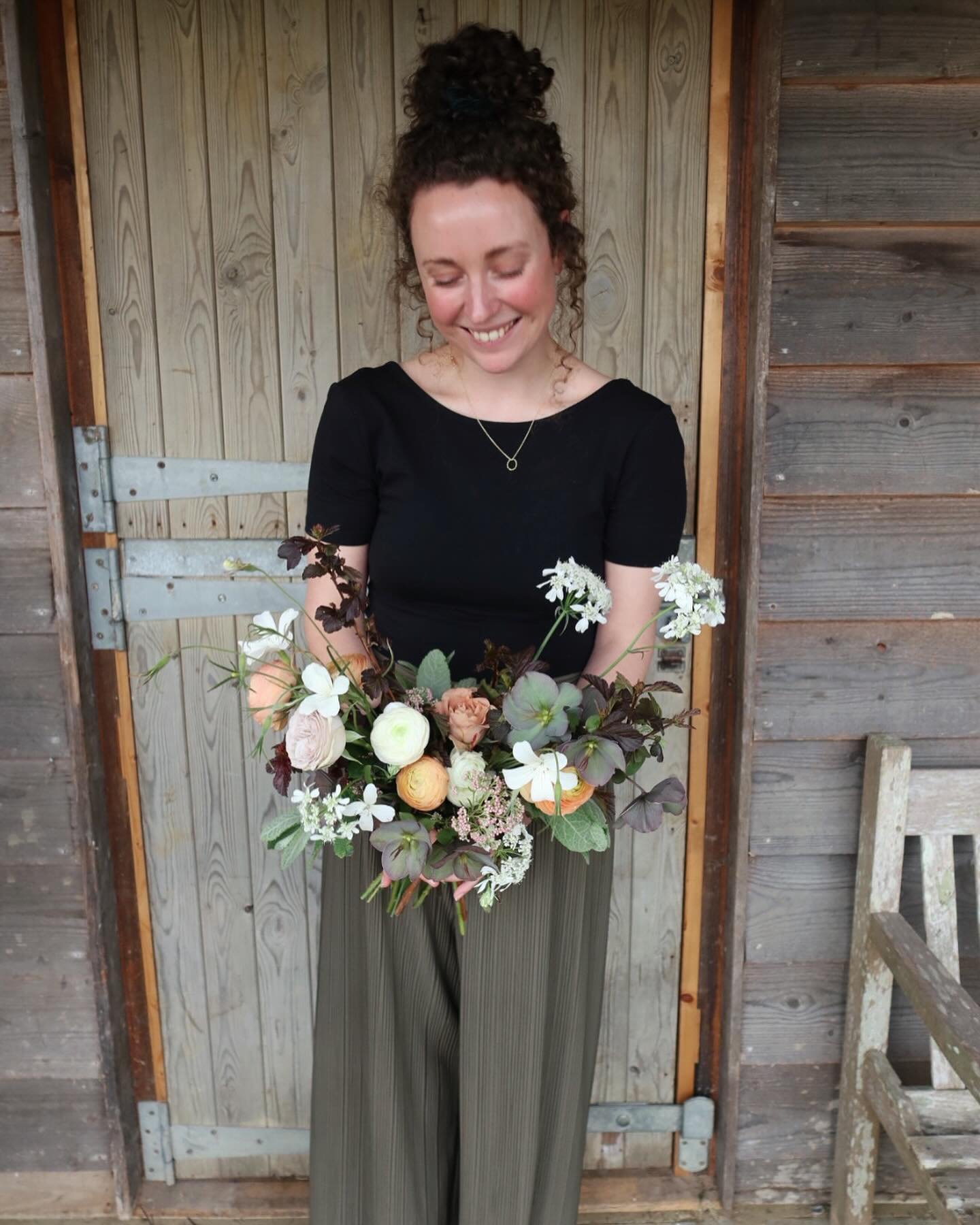 Full circle special moment in my floral career last week returning to flower school, but this time on the other side of the workbench, for a bridal bouquet demo and chat about all things wedding flowers with the students 🌿

Creating a muted moody sp