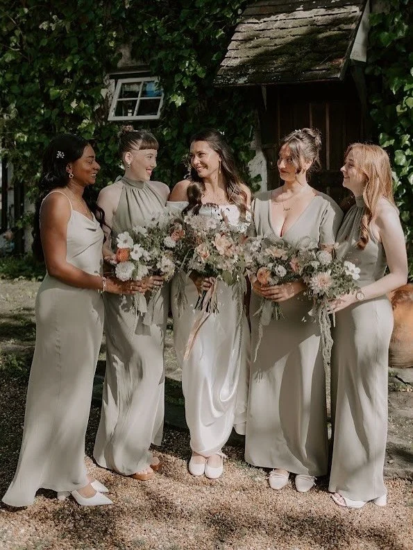 Soft and romantic seasonal summer florals for Beth, Will and their closest. With movement, texture and variety reflecting the best of the surrounding gardens and woodlands that held host to their wedding day 🕊️
⠀⠀⠀⠀⠀⠀⠀⠀⠀
Words of review from this be