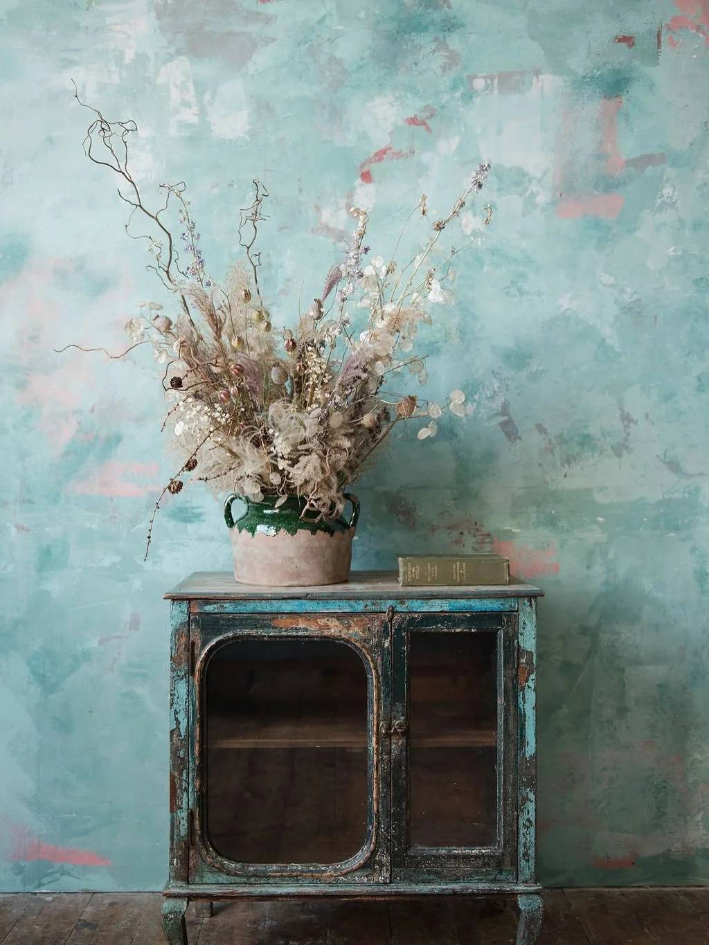 Your clients DO notice that vase of dusty plastic peonies you&rsquo;ve had there for forever and would appreciate something a little more inspiring in their place 👀 

Now could be the time for an upgrade as dried floral season is here! 🌾 (It&rsquo;