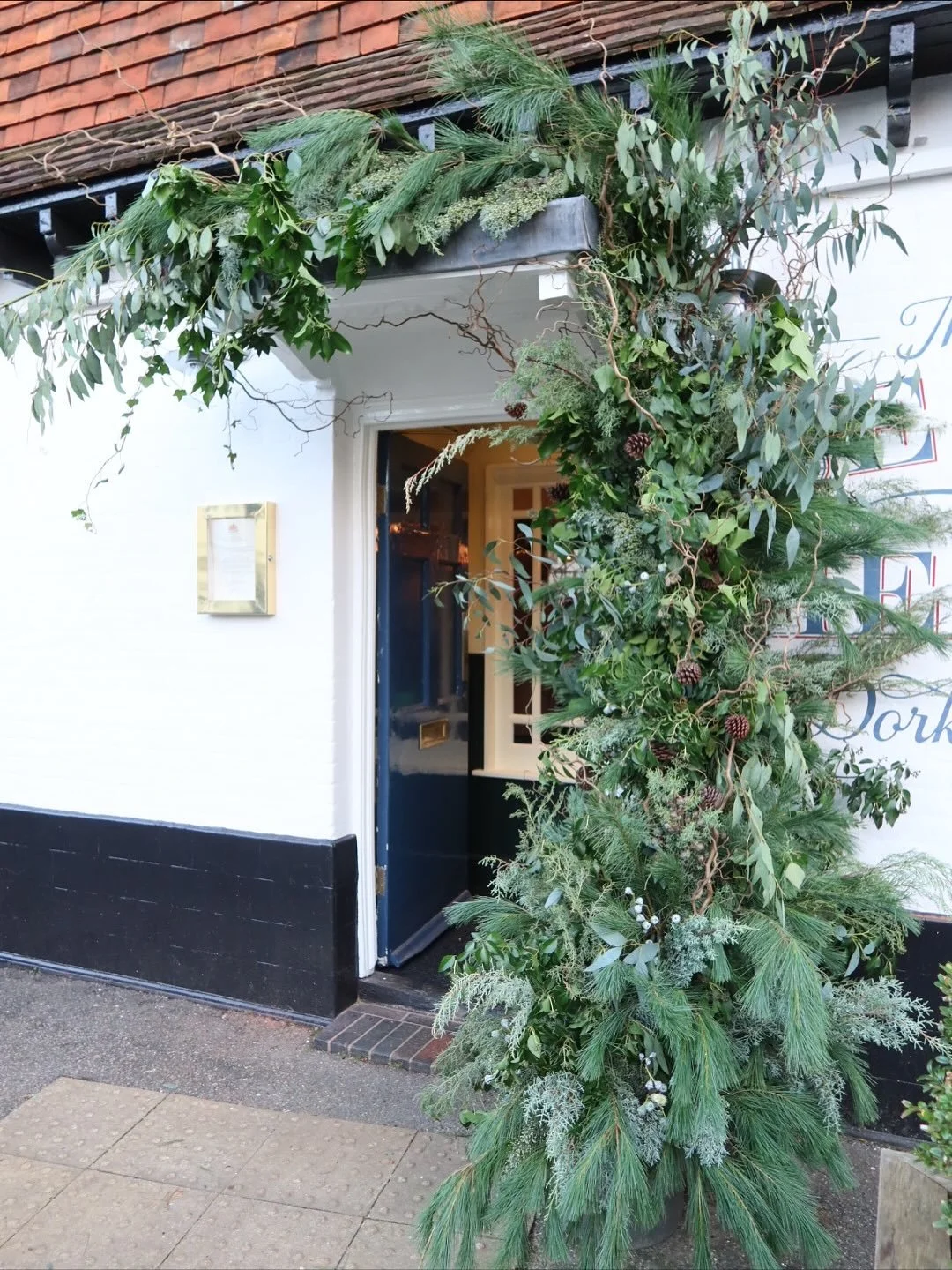 Christmas is coming around quick now and it&rsquo;s not too late to book in your space for a sustainable, contemporary, festive floral enhancement, pairing seasonal and natural ingredients, bespoke design and considered floral artistry 🌿✨

From larg