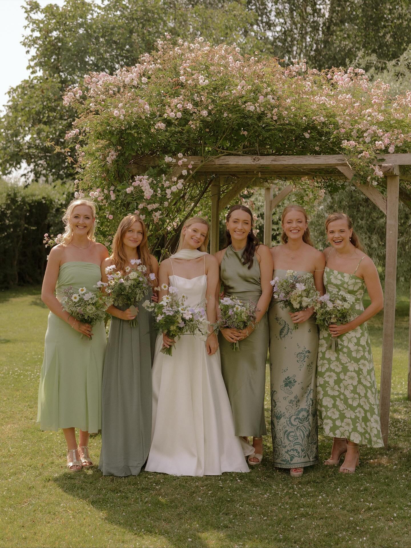 Yes to mismatched bridesmaids dresses and blousy, delicate, seasonal stem filled bouquets 🙌

With all sorts of ethereal delights including the brides favourite daisies, British corncockle and deliciously scented sweet peas, even managed to get a few