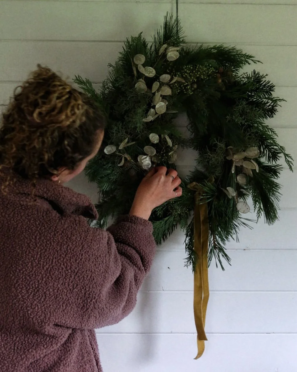 Serving up natural seasonal foliage texture delights in wreath form. The first of the season created last week for getting a cosy countryside pub in the festive feeling ✨

#surreyflorist#floralstyling#wreathseason#corporatestyling#naturaldecor#sustai