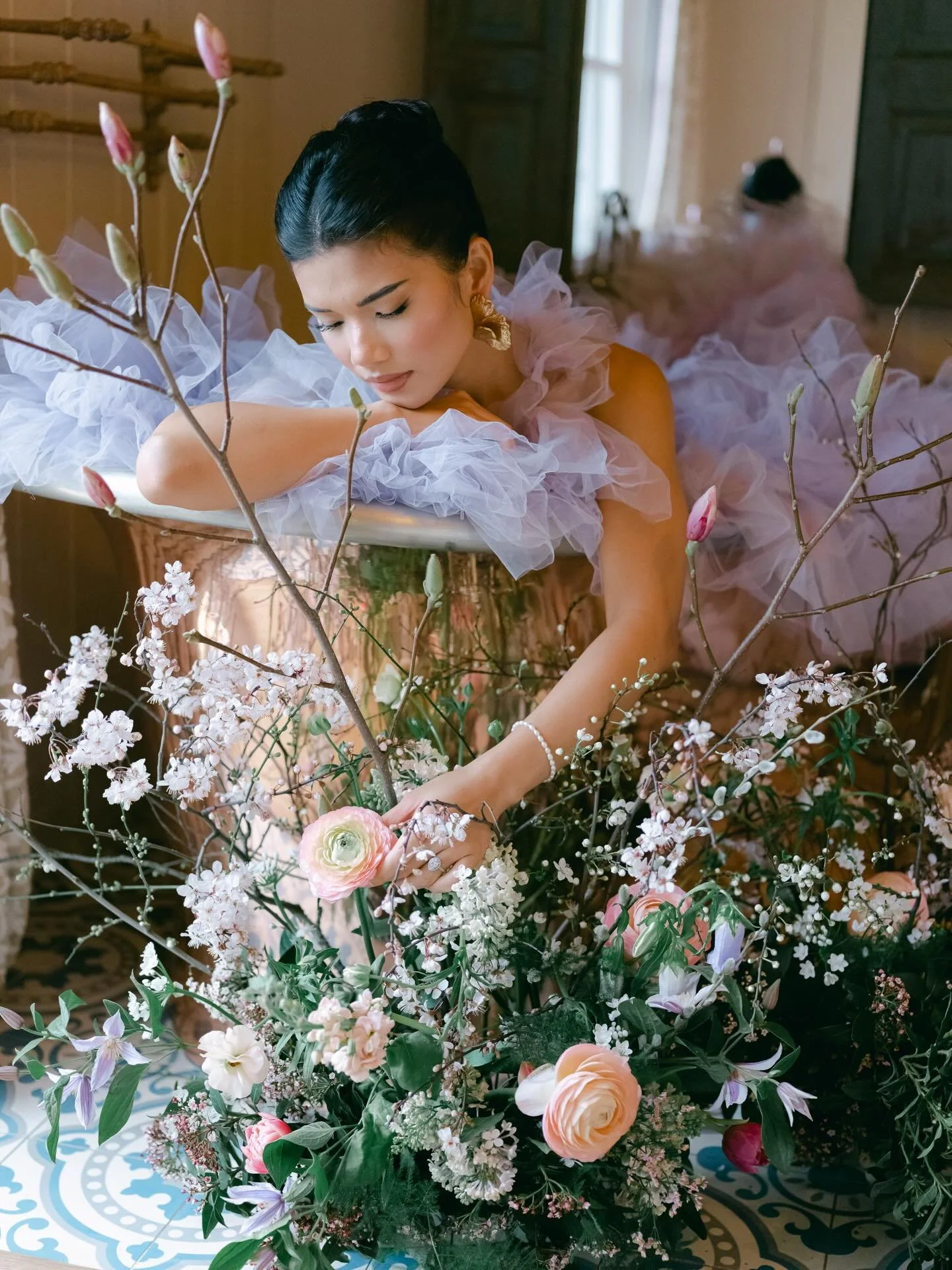 Spring&rsquo;s within touching distance now.. 

Feeling REBORN with today&rsquo;s sunshine, the first alfresco lunch of the year and a coat less walk 👍

With moments from an editorial three years ago now.. where has that gone! 

&bull;

Floral desig