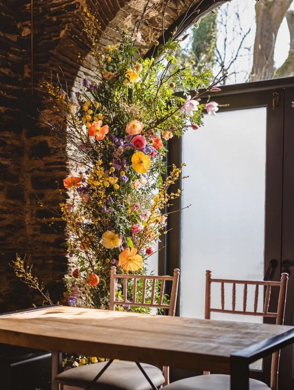 Studio to site to professional scenes from when a van load of spring JOY headed from Surrey to Wales for this extra special wedding of our friends in March last year 💛 

With a broken floral archway installation featuring Spring branches and blooms 
