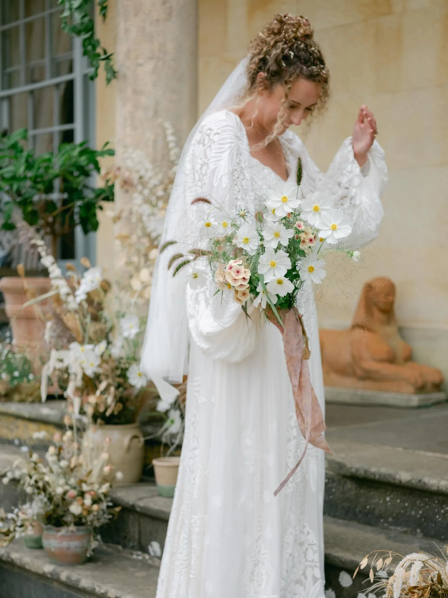 Sowing cosmos seeds this week and remembering that last years home grown efforts became the stars of my own bridal bouquet 🥹 

Paired with delicate British grown delights of cr&egrave;me br&ucirc;l&eacute;e phlox and petite grasses for that extra fu
