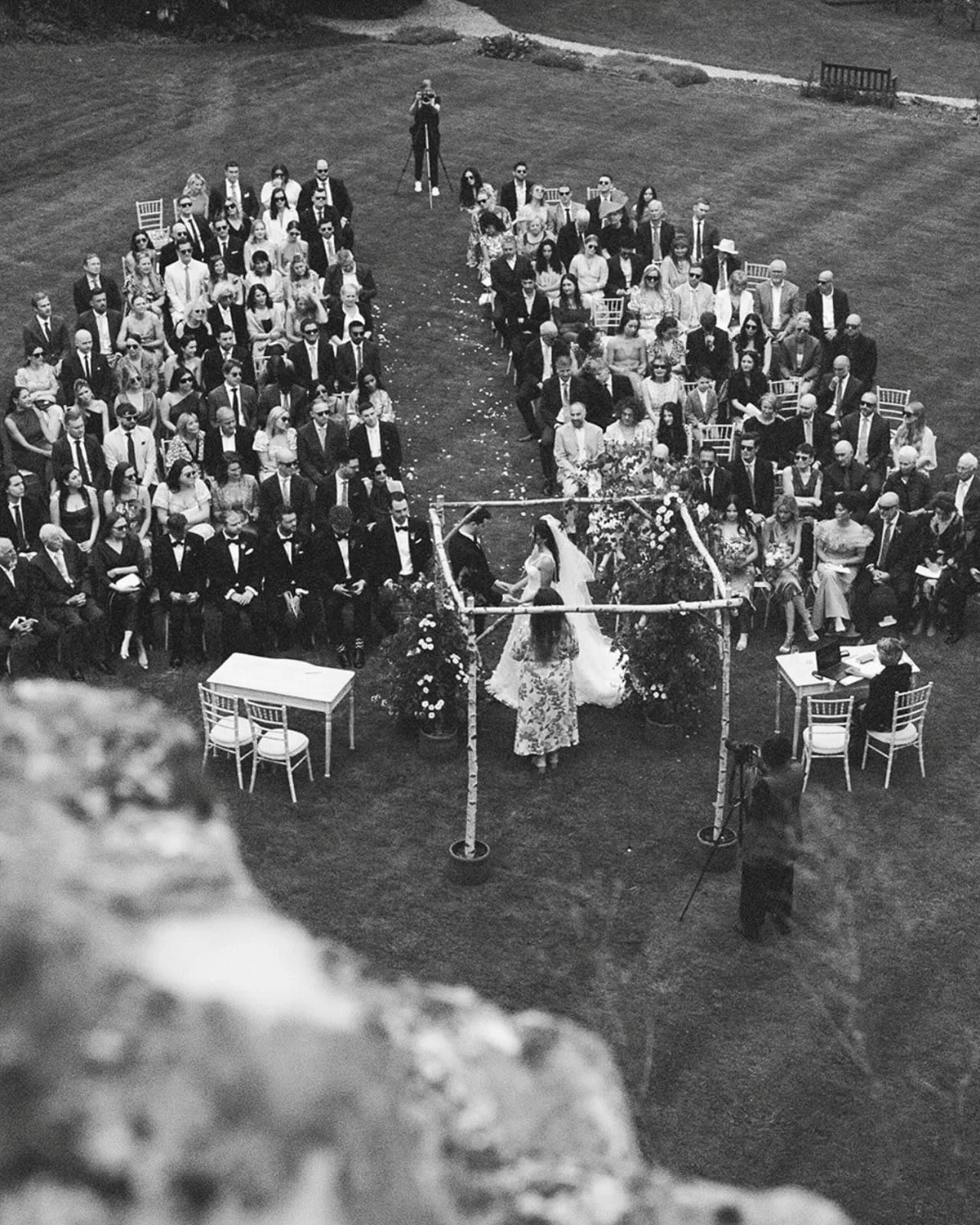On film in Farnham 🕊️ with moments from M &amp; B&rsquo;s spring wedding at the castle, somehow over two years ago now 🤷&zwj;♀️

With floral designs throughout that were all about delicate and whimsy softening with nature, elegantly contrasting to 