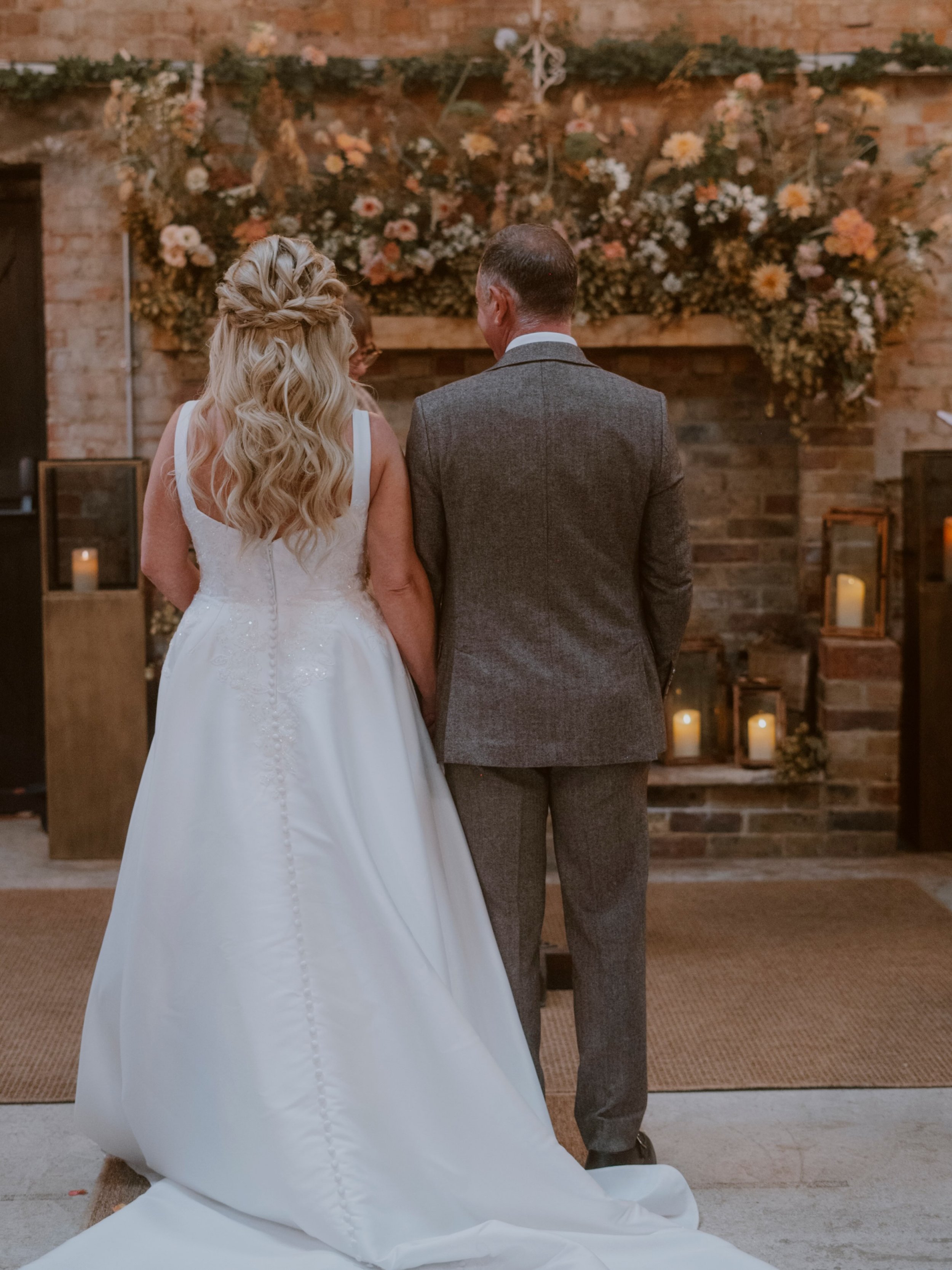 Change of season in the air and SO ready for Autumn and all the cosy beauty and joy it brings 🍂

Reminding me of this autumnal wedding day last year at @thebarnatbotleyhill for K and S where we leaned into the soft side of the season with an earthy 