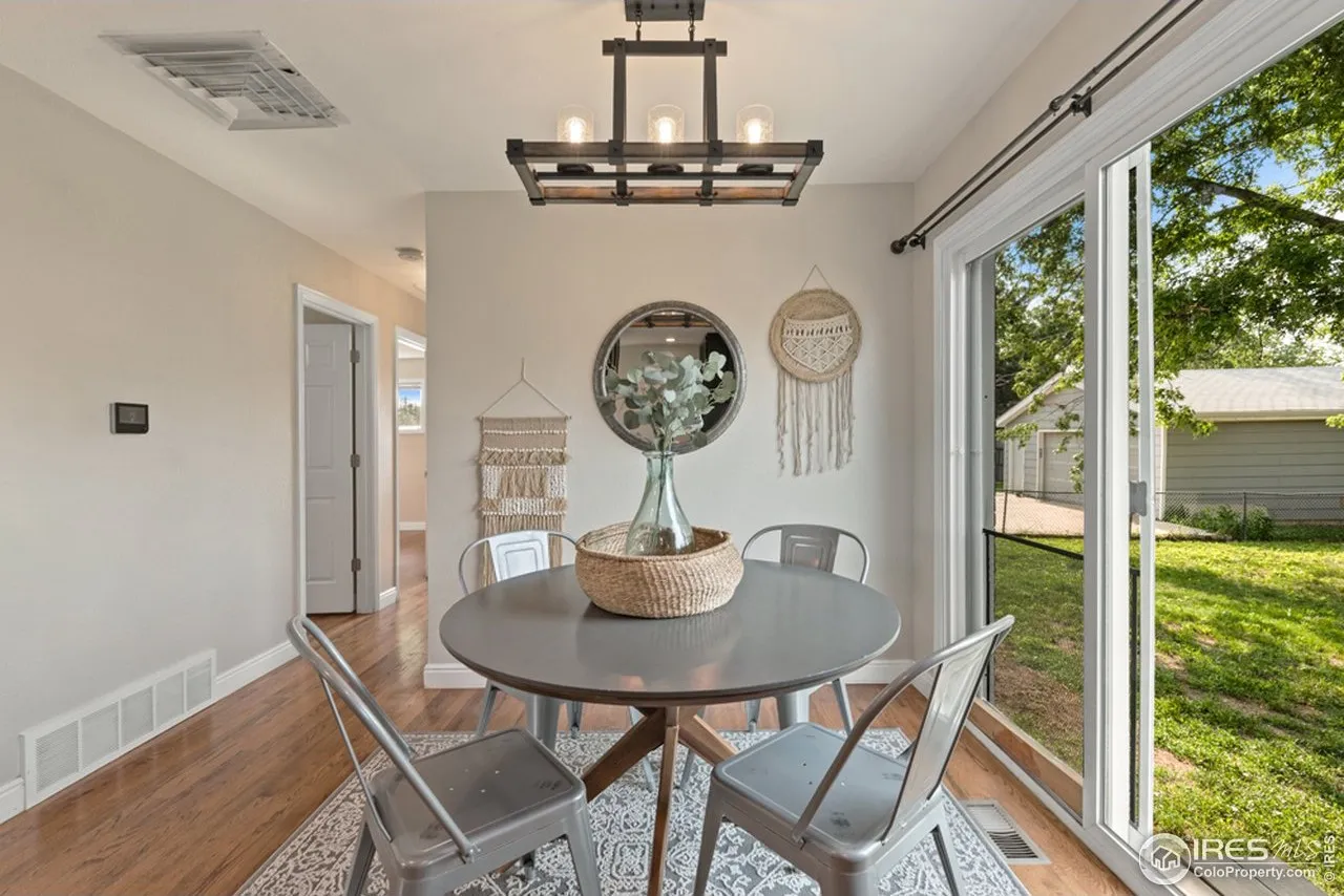noahs-diningroom-hall.png