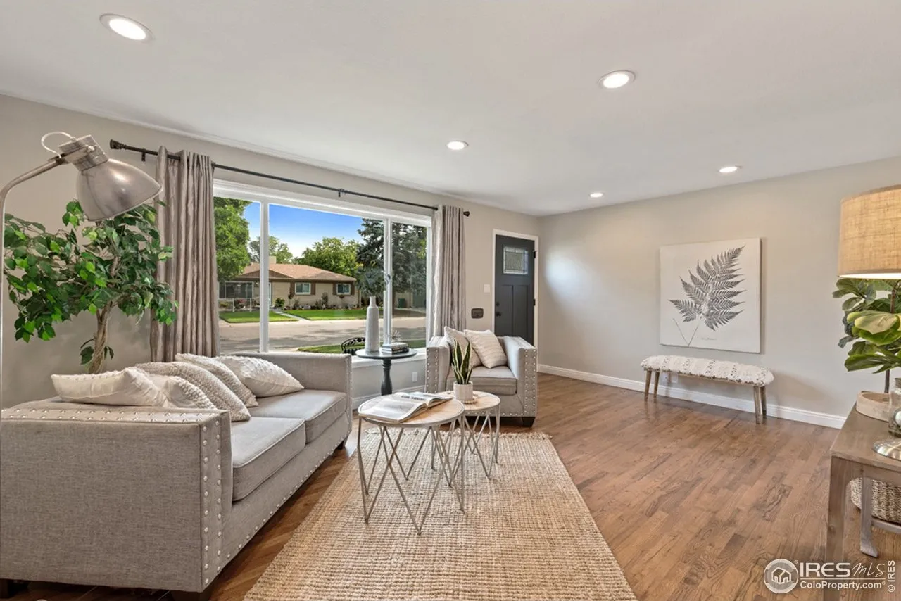 noahs-livingroom3.png