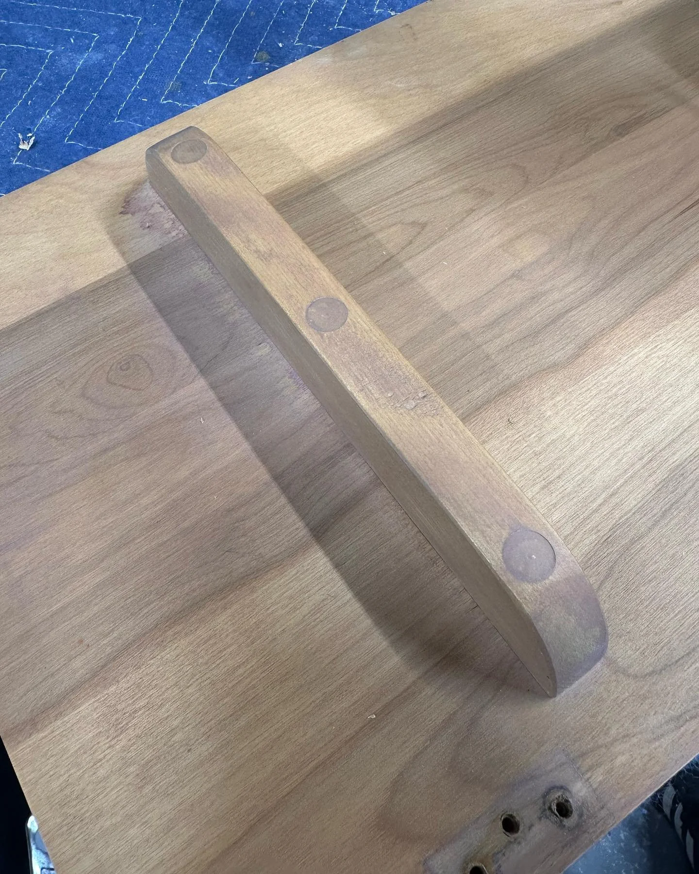 Heywood Wakefield furniture was thoughtfully designed and made to last 💪&thinsp;&thinsp;
&thinsp;&thinsp;
Made from solid northern yellow birch, these pieces can be refinished over and over again without the risk of sanding through a thin plywood ve